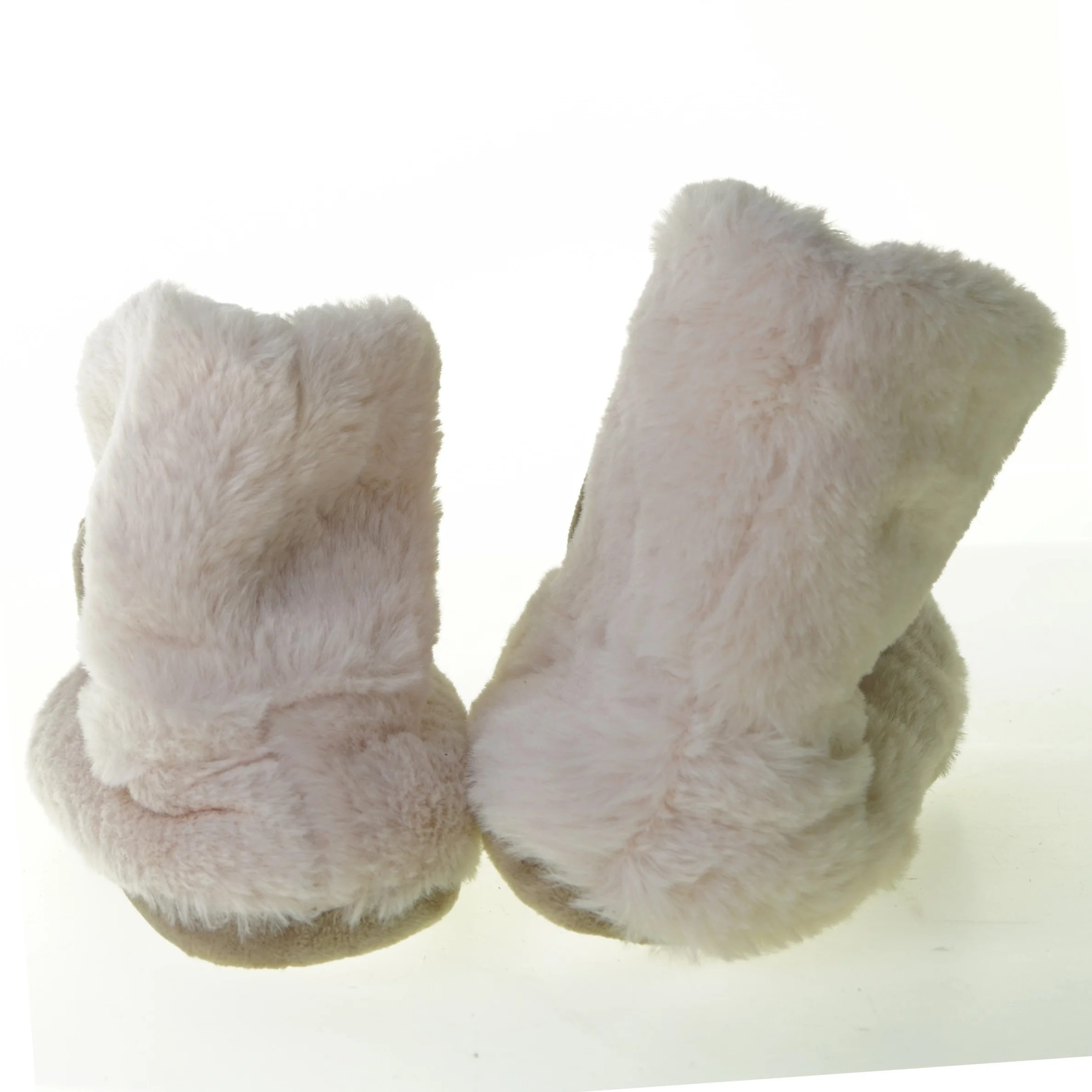 Hjemmesko med jule tema fra Flying Tiger (str. 32)