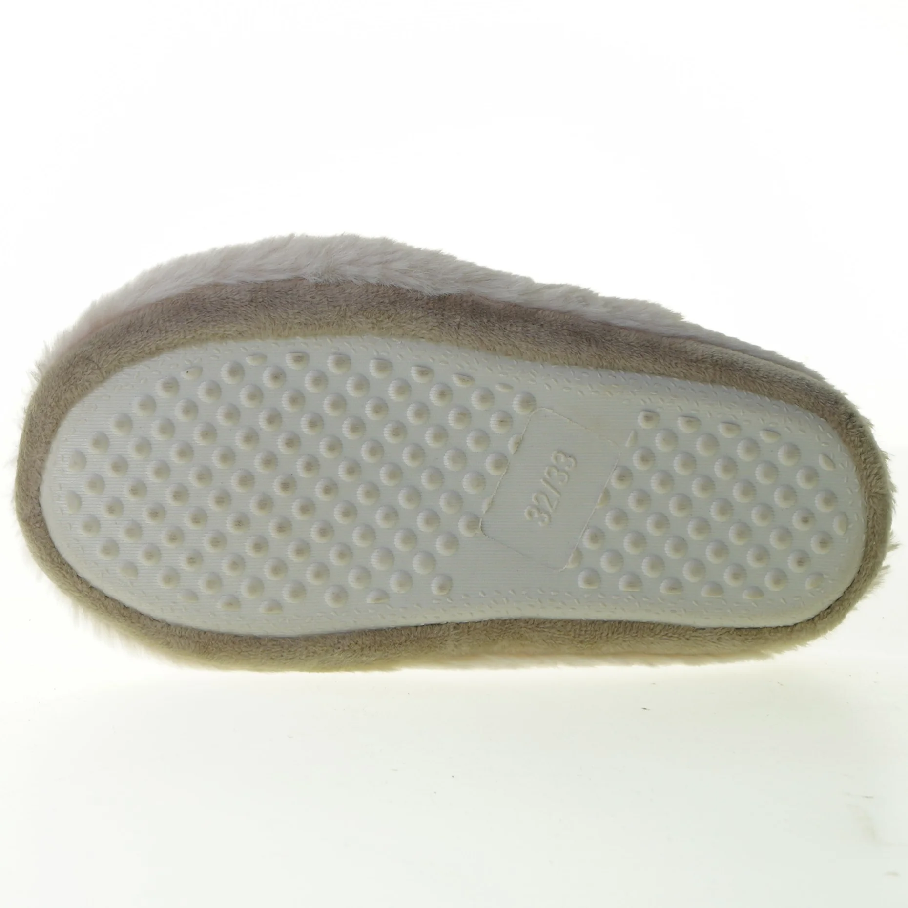 Hjemmesko med jule tema fra Flying Tiger (str. 32)