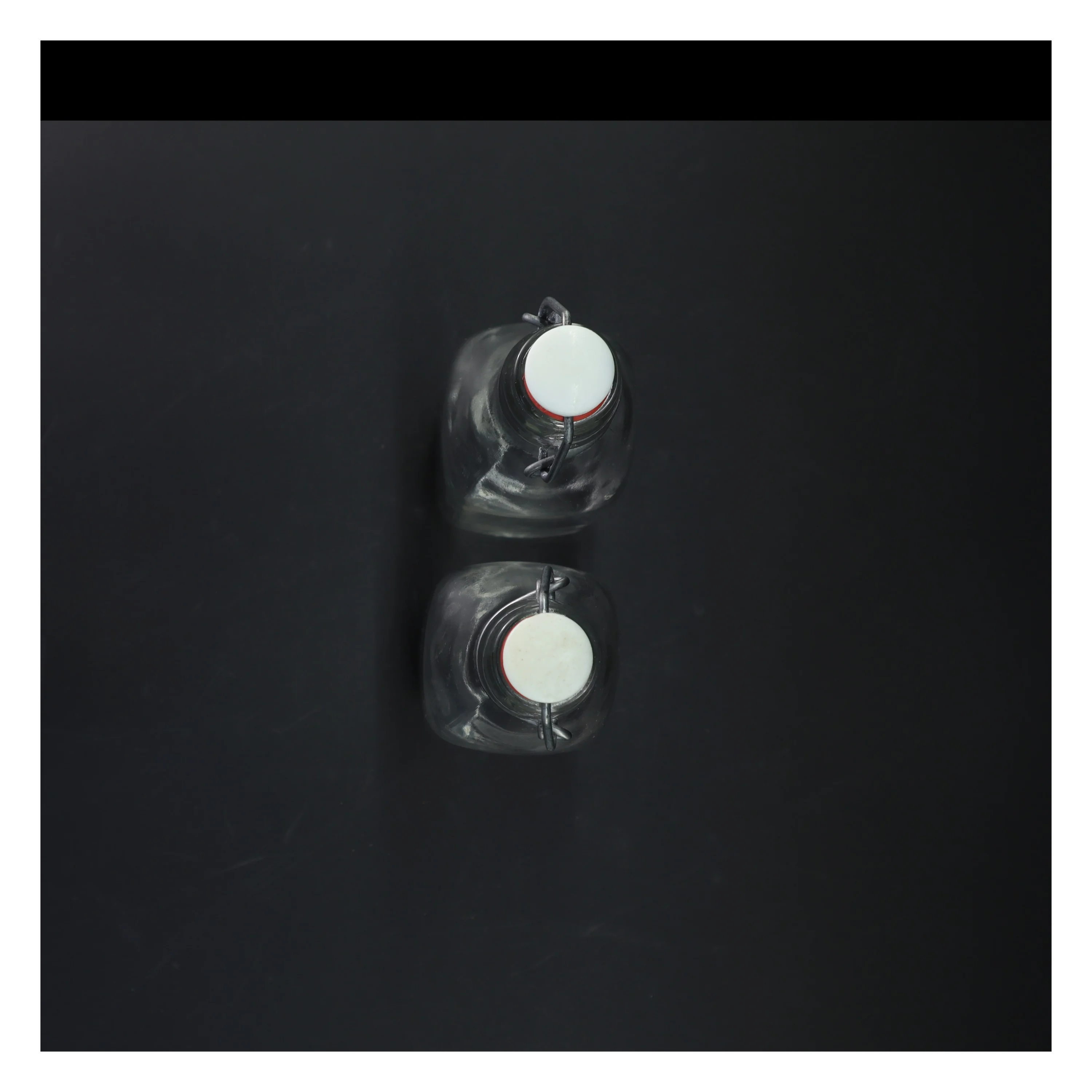 2 Glasflasker med patentlåg (str. 26 cm)