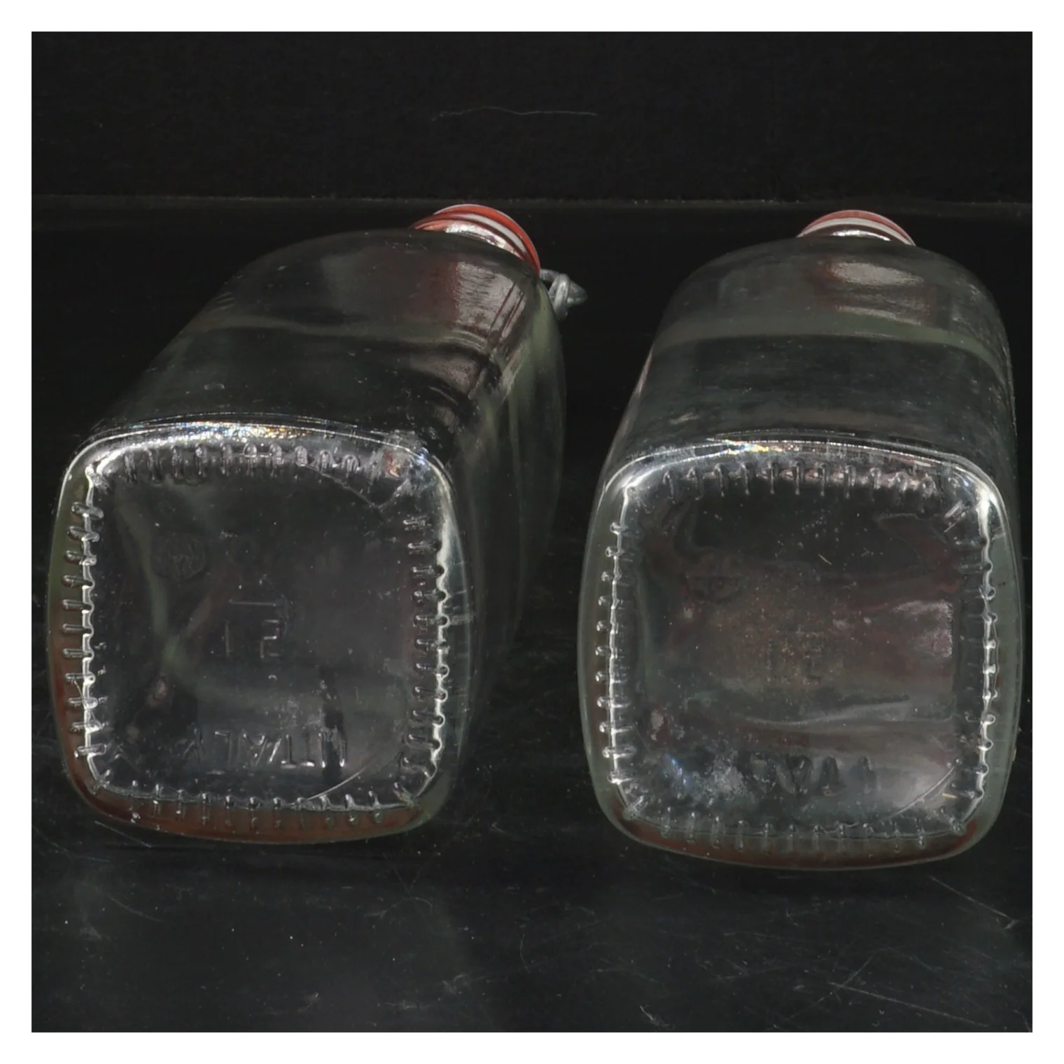 2 Glasflasker med patentlåg (str. 26 cm)