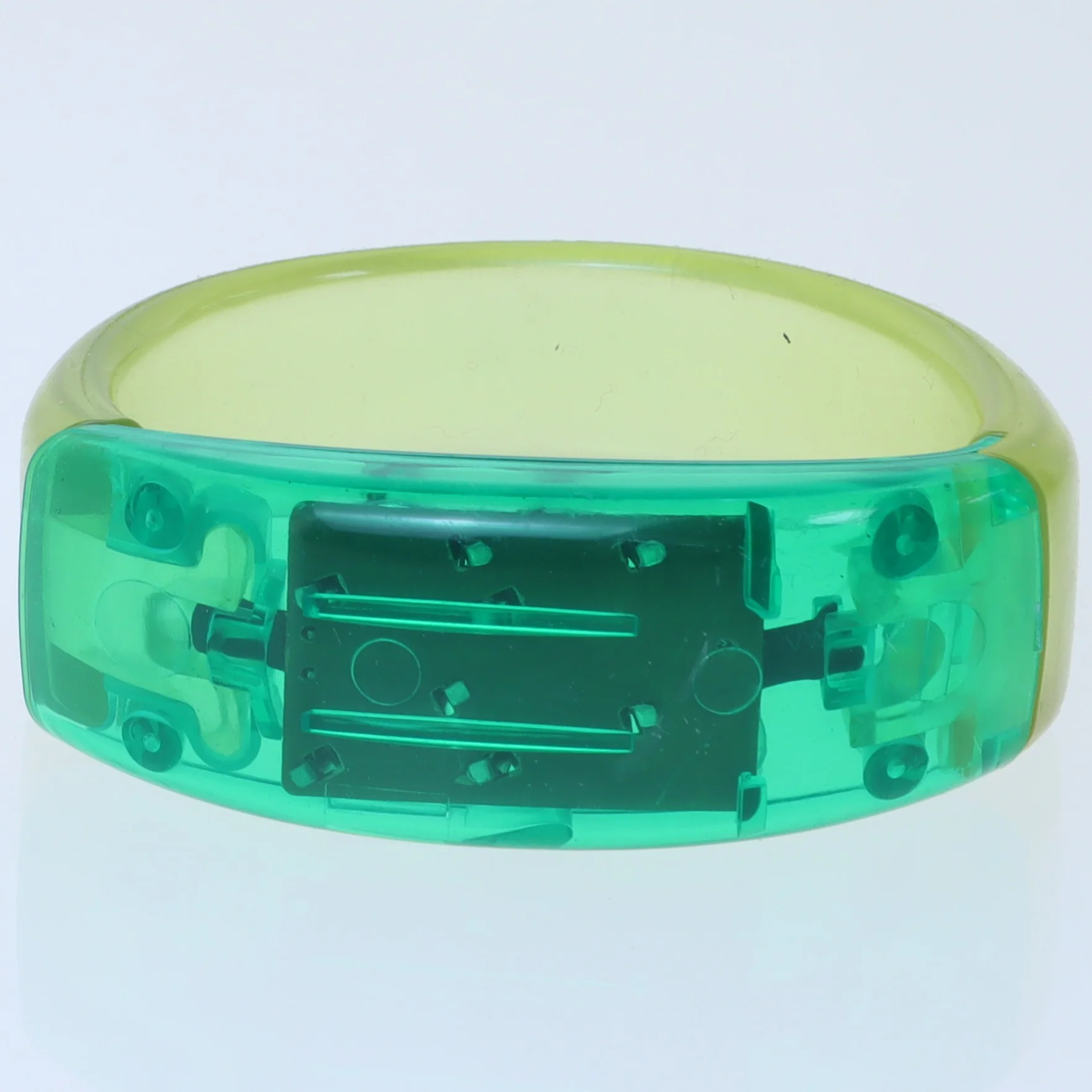 Plastik armbånd med batteri (str. Ø 7 cm)