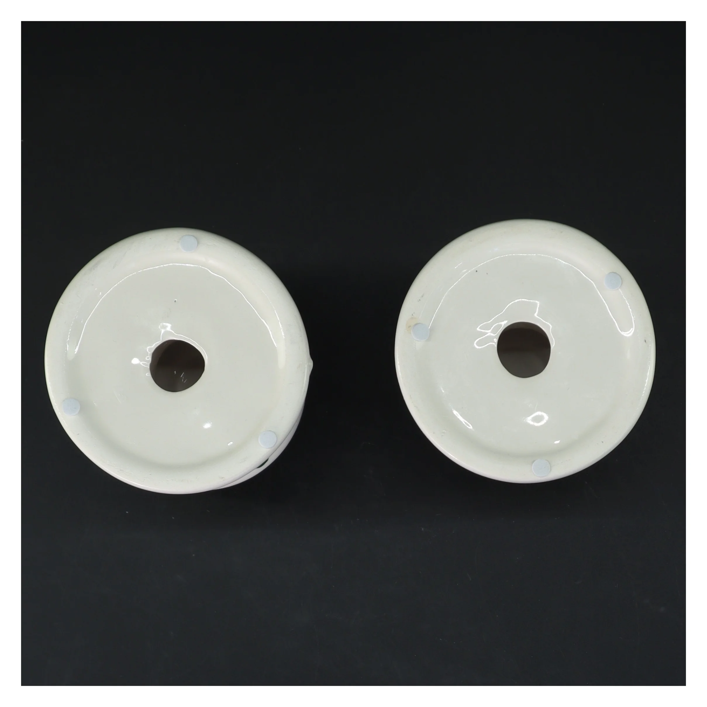 Sæt med to lysestager i keramik (str. 11,5 cm)