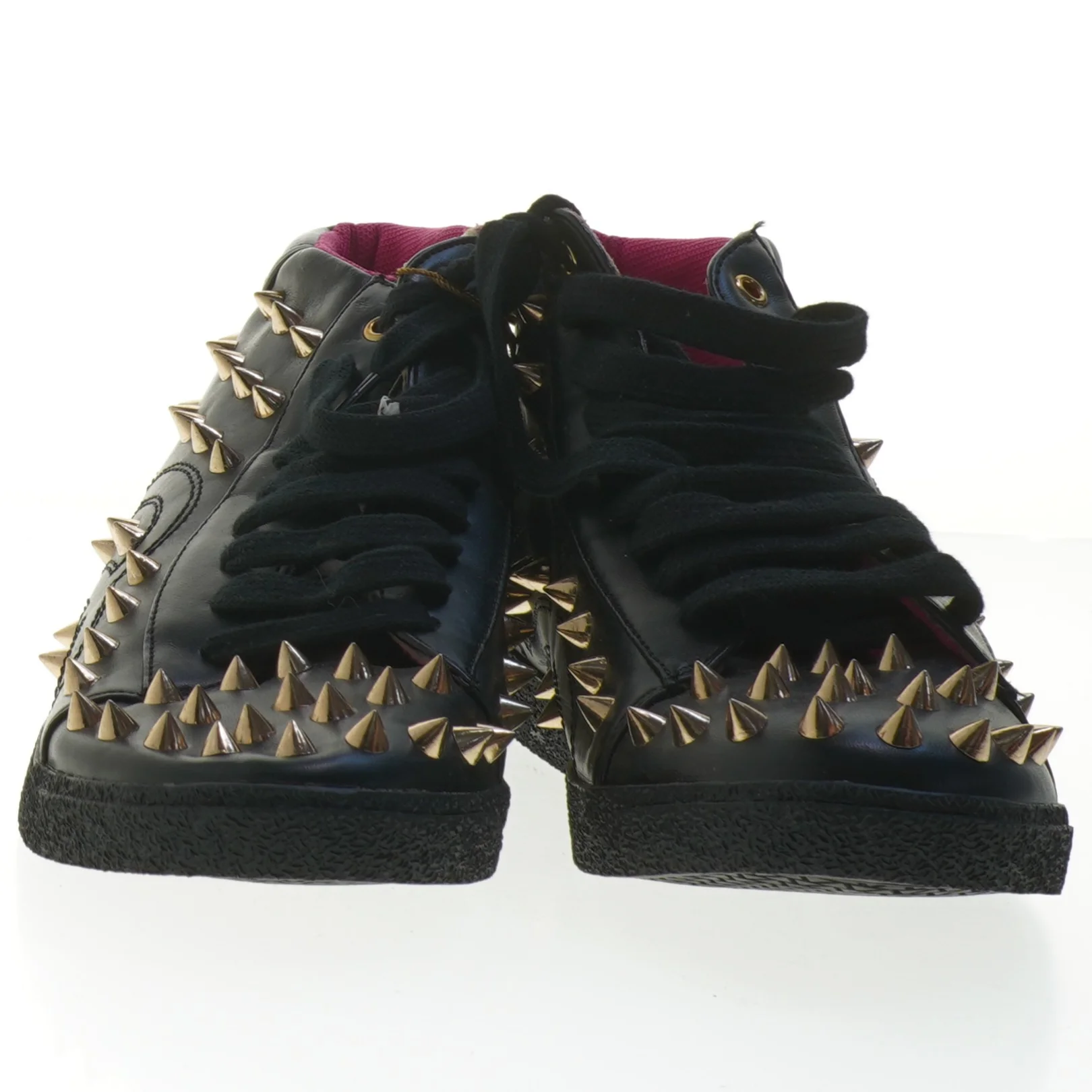 Sorte sneakers med nitter fra Pieces (str. 38 )