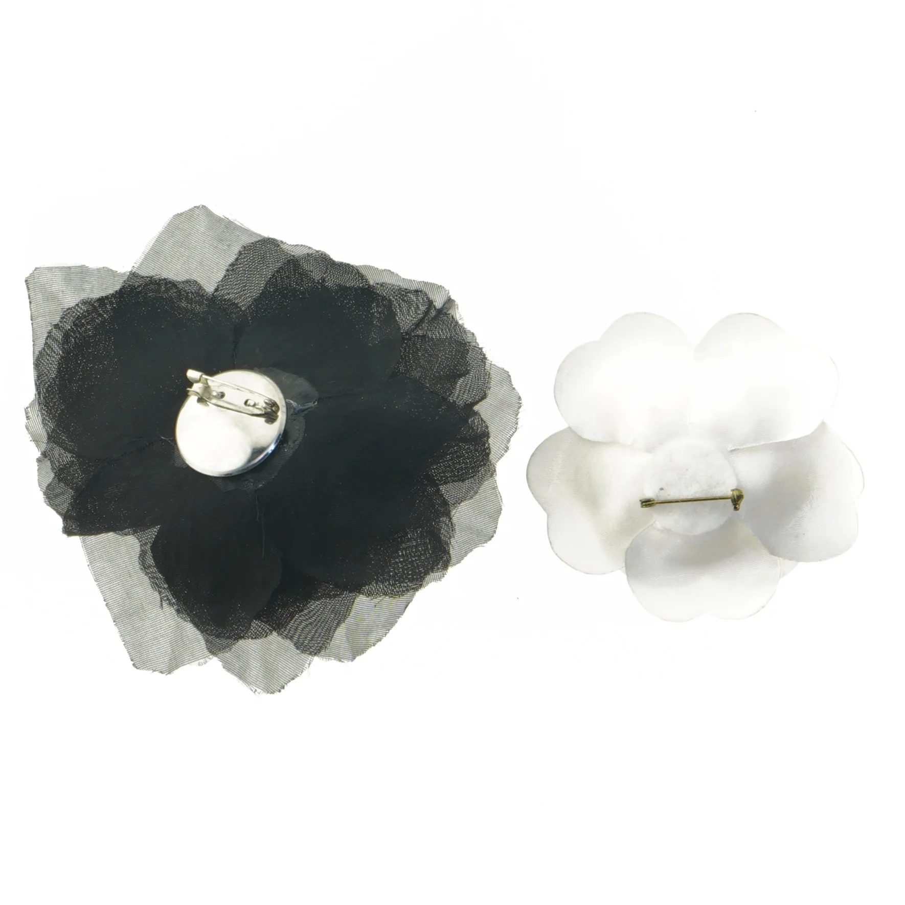 To brocher formet som blomster (str. Ø 13 og 9 cm)