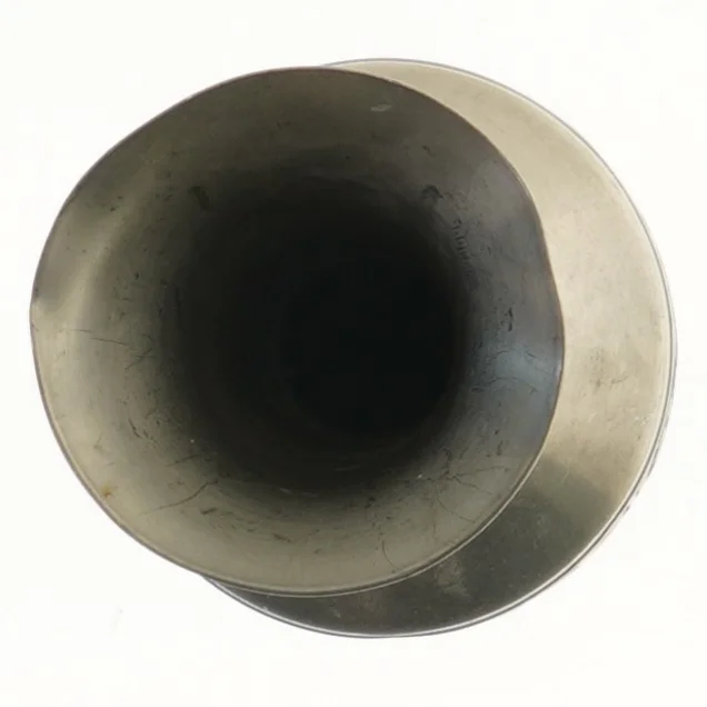 Dekorativ gammel vase i metal (str. Ø 8 cm længde 25,5 cm)