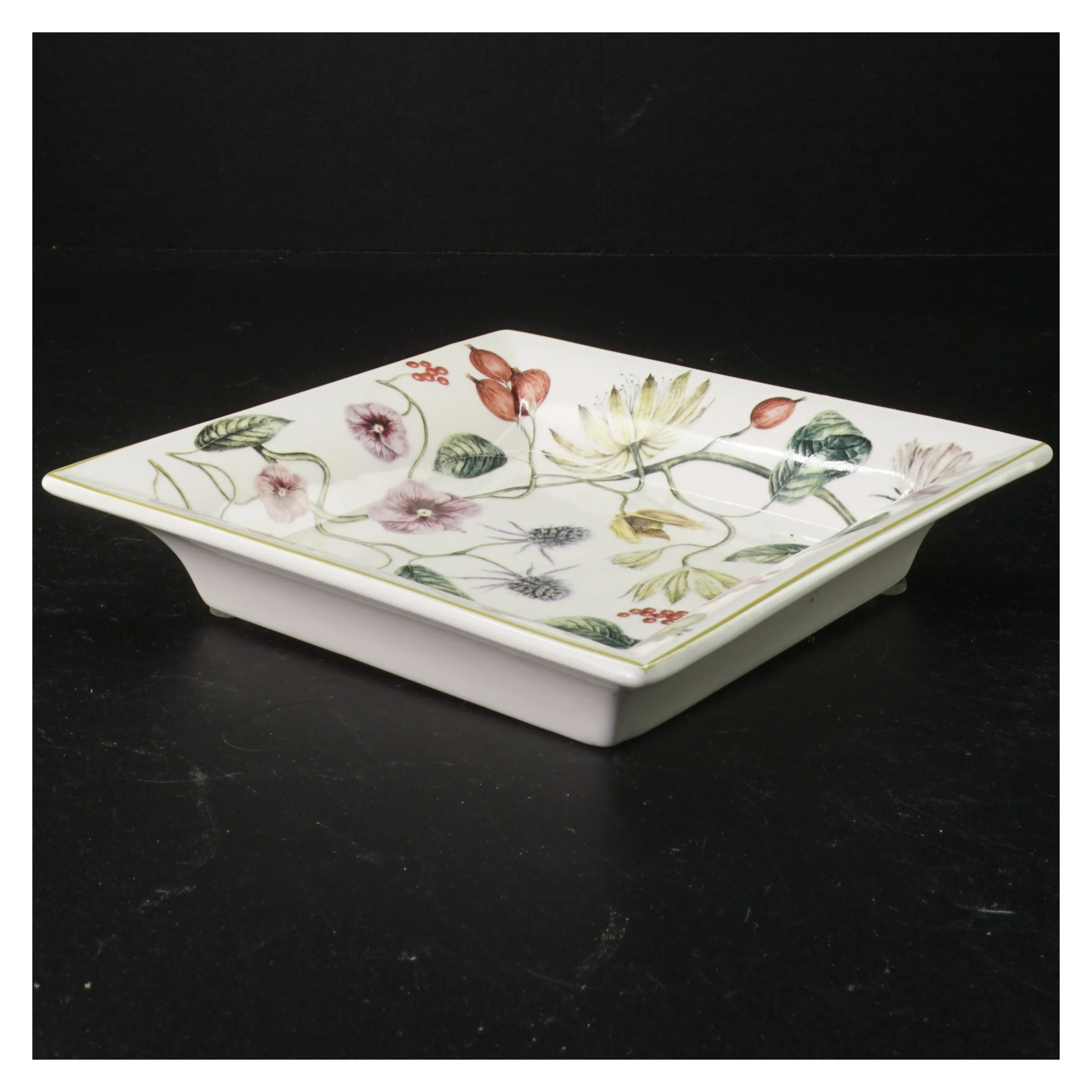 Porcelænsfad eller askebærger med blomstermotiv fra Zara Home (str. 18 x 18 cm)