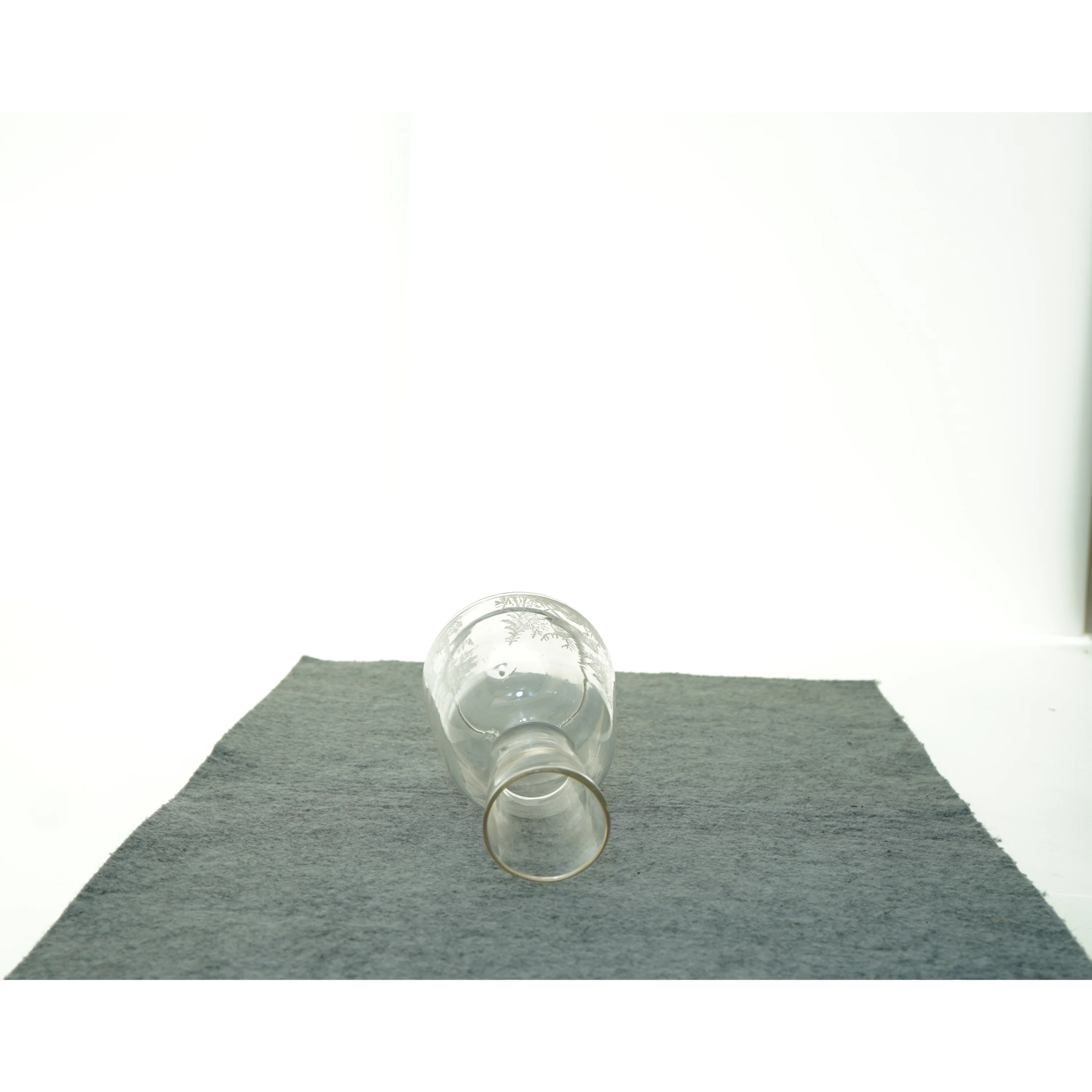 Vintage glasvase med sandblæst motiv (str. 11 x 18 cm)