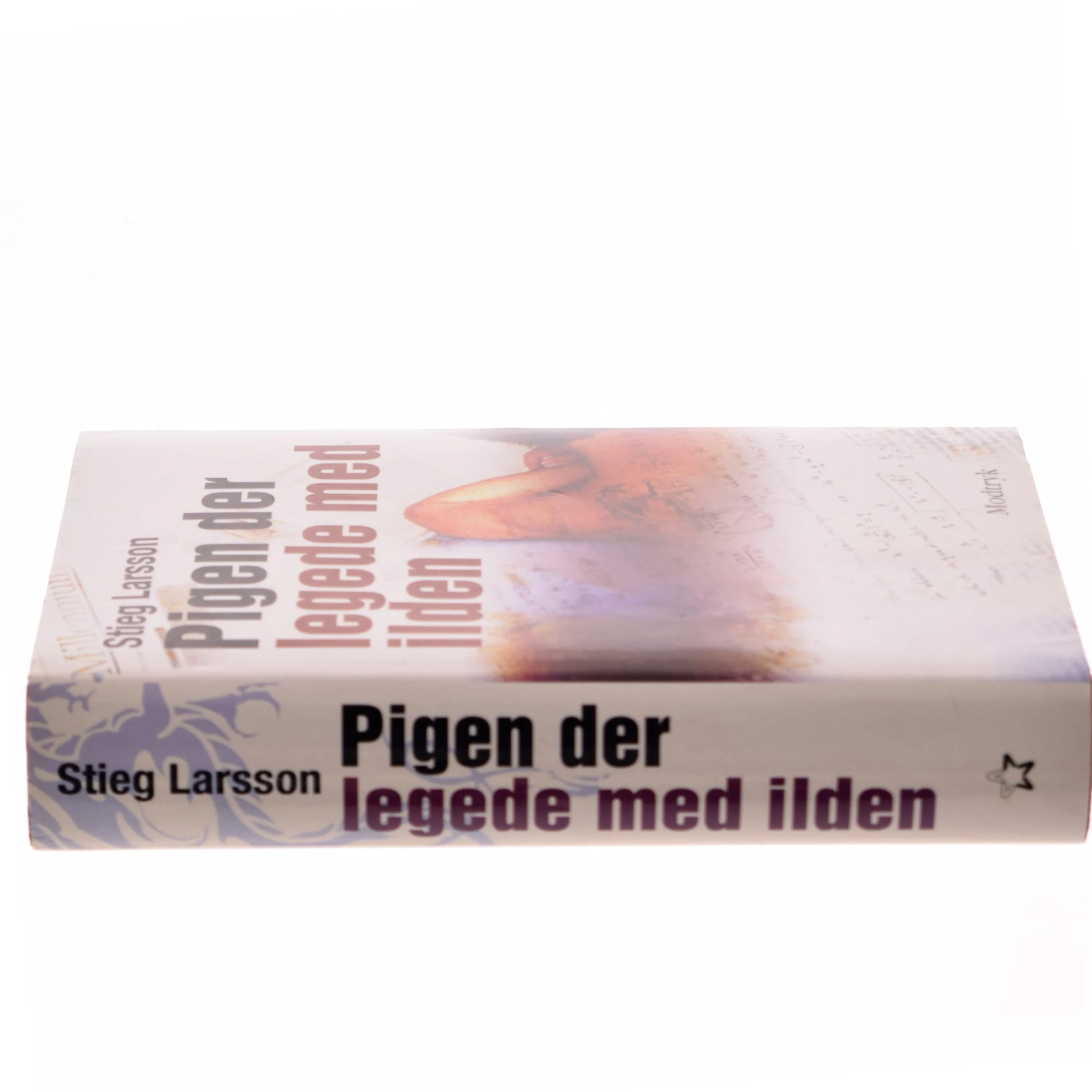 Pigen Der Legede Med Ilden af Larsson, Stieg (Bog)