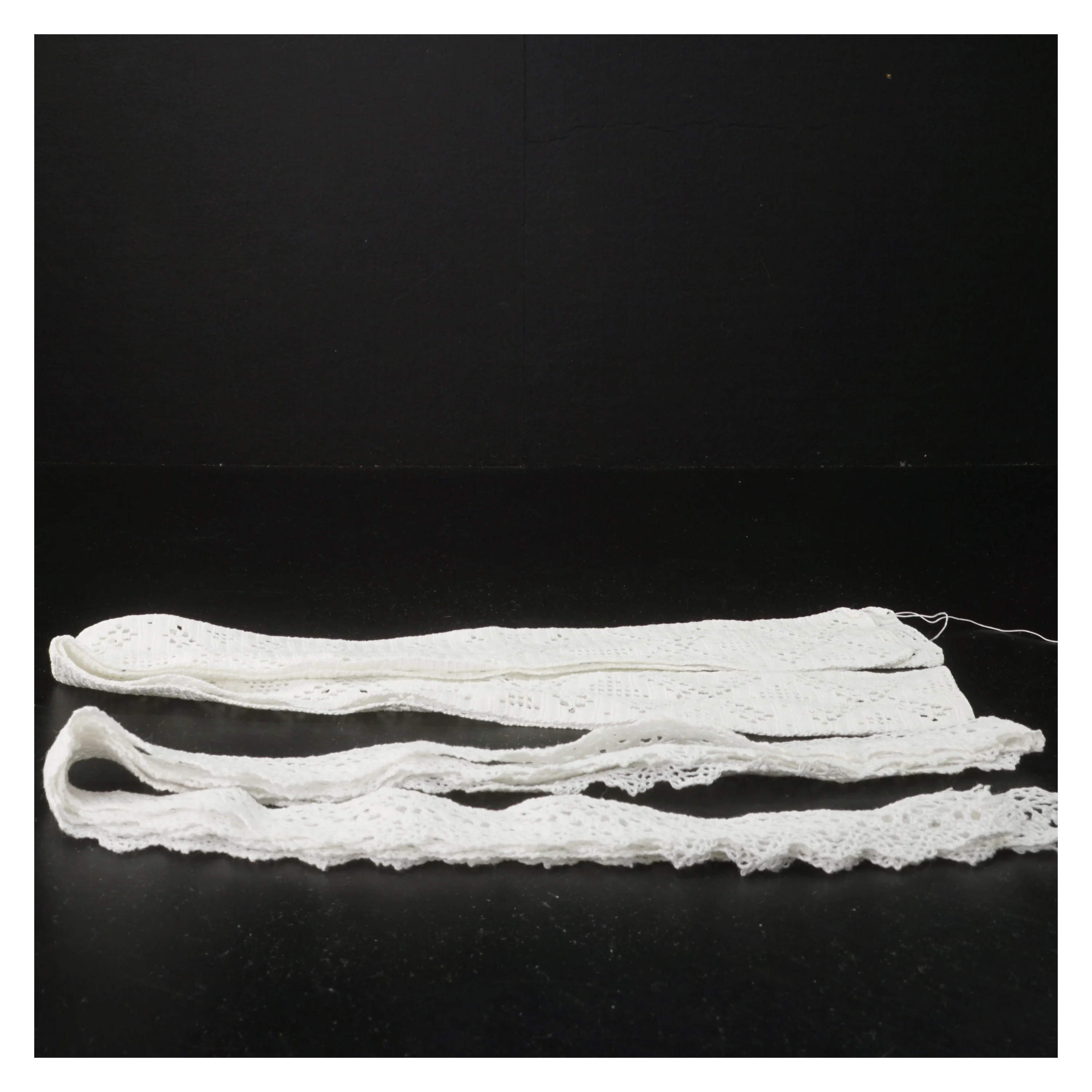 Strimlet hæklet blonde (str. 125, 120 og 120 cm)