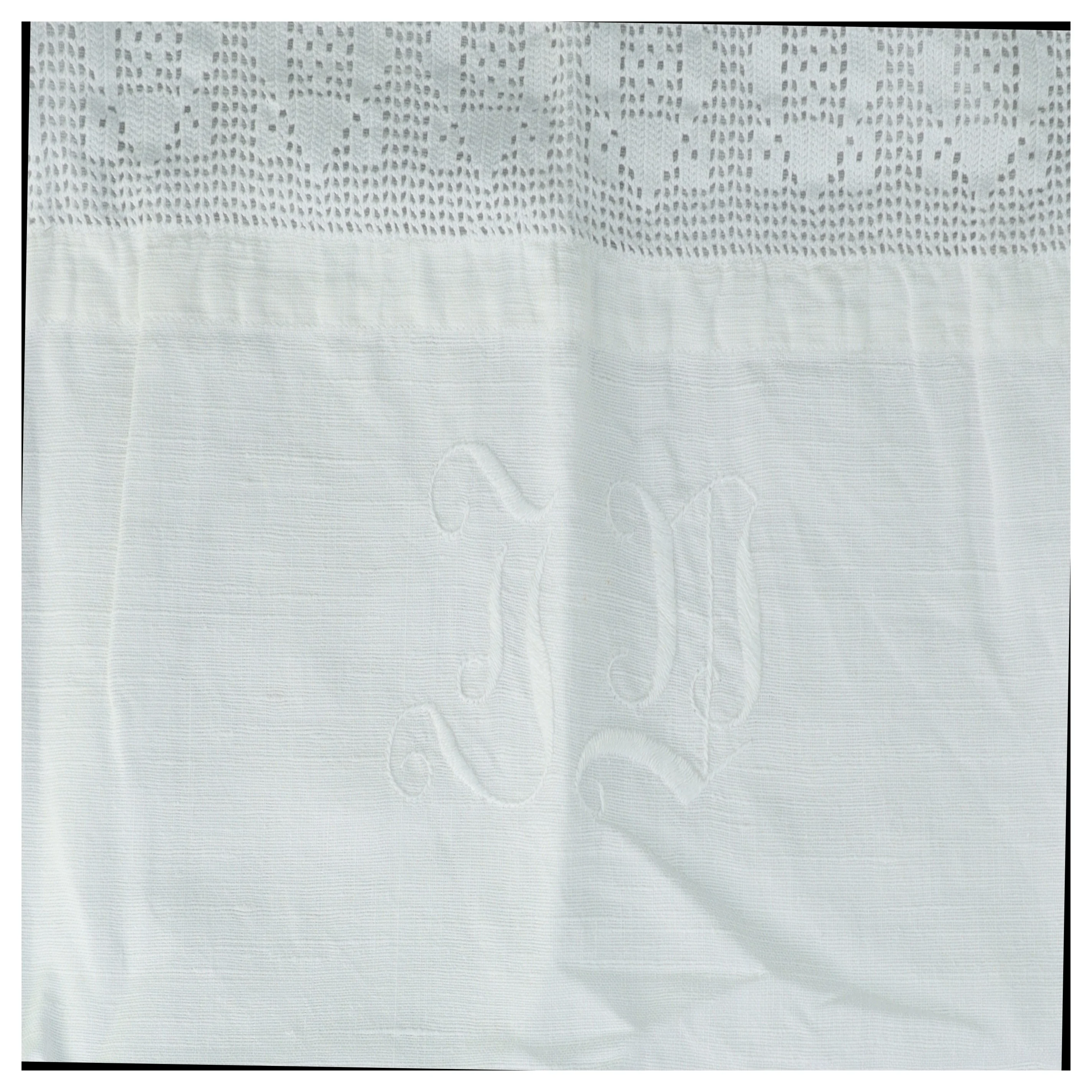 Hvidt tekstil med broderi (str. 60x66 cm)