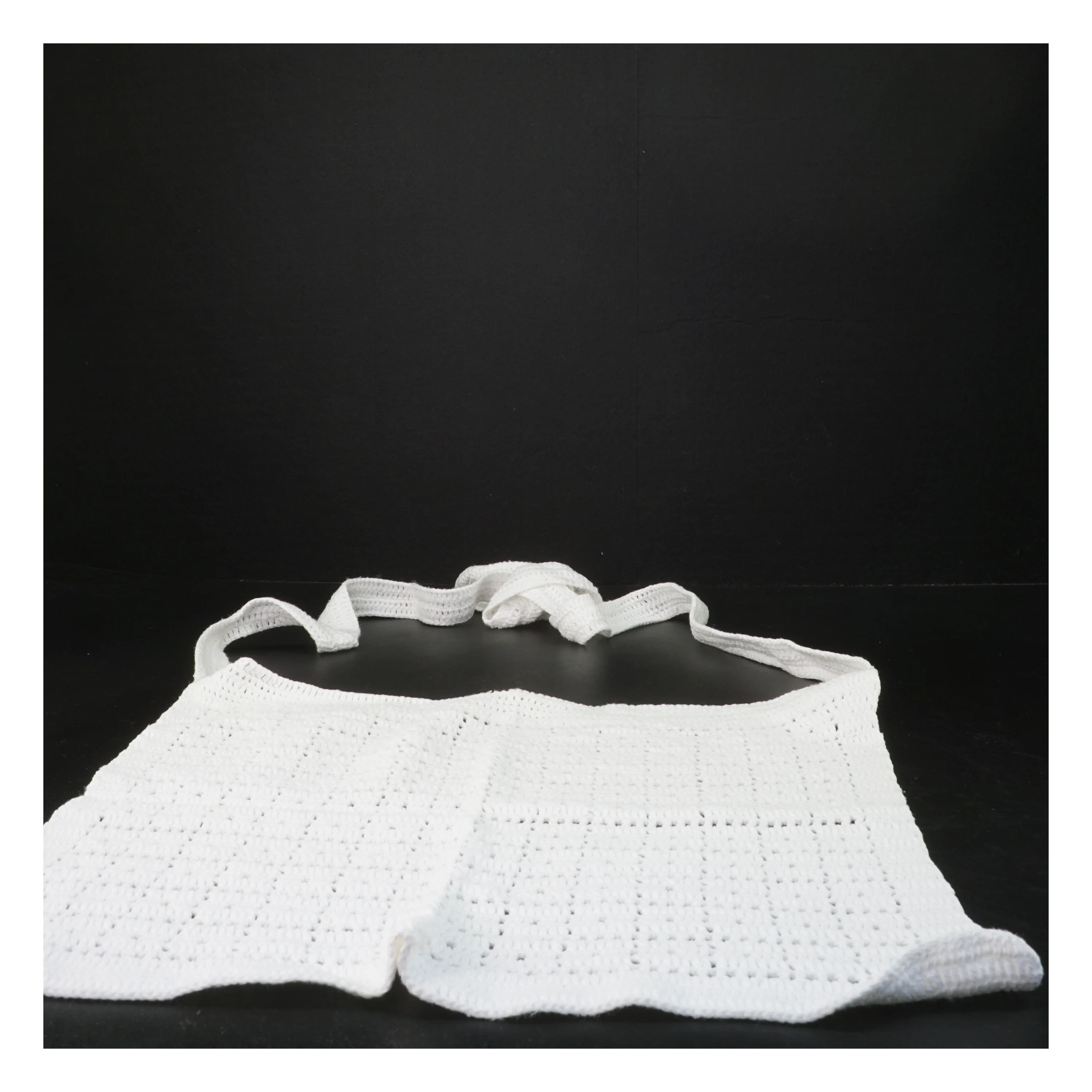 Hæklet forklæde (str. 39x33 cm)