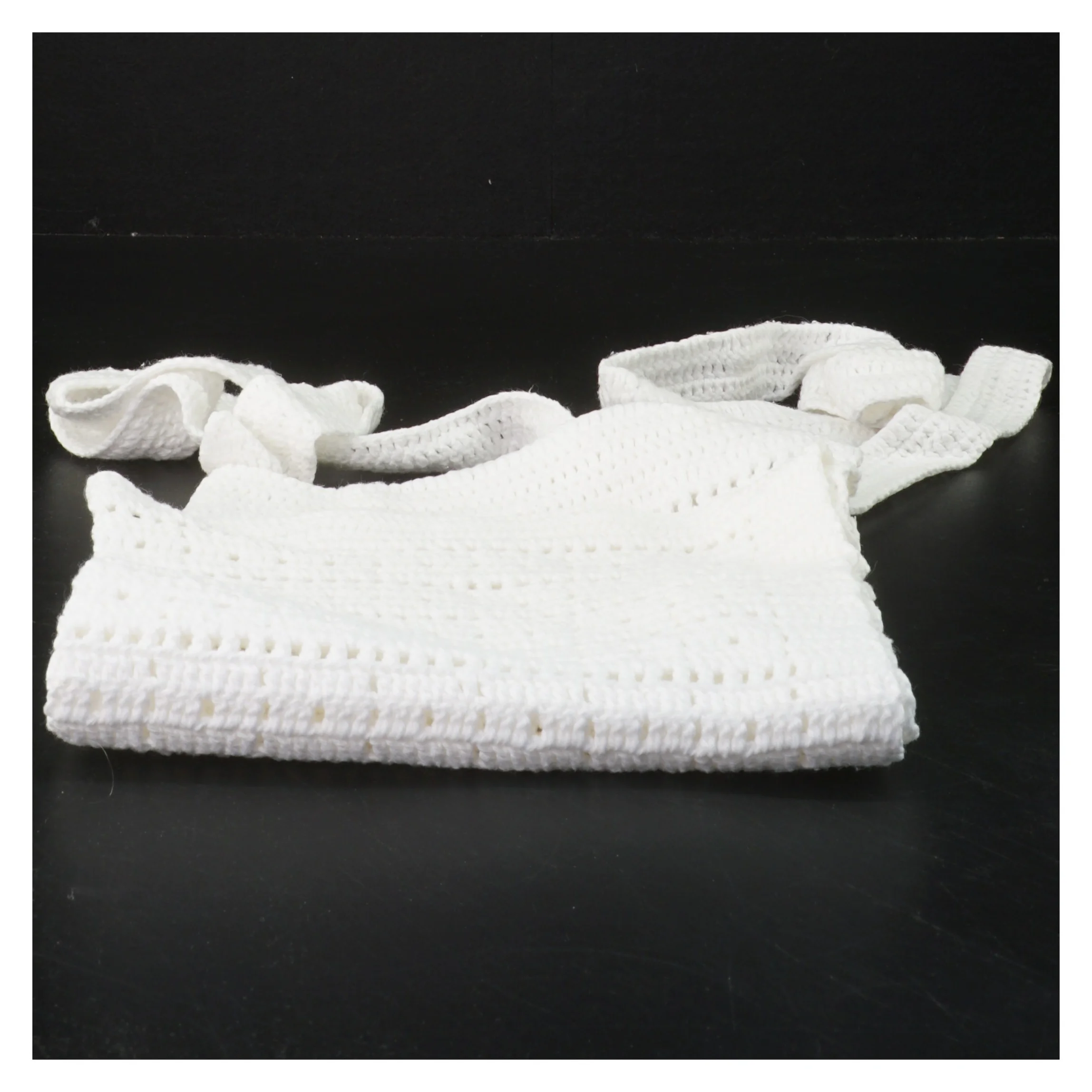 Hæklet forklæde (str. 39x33 cm)