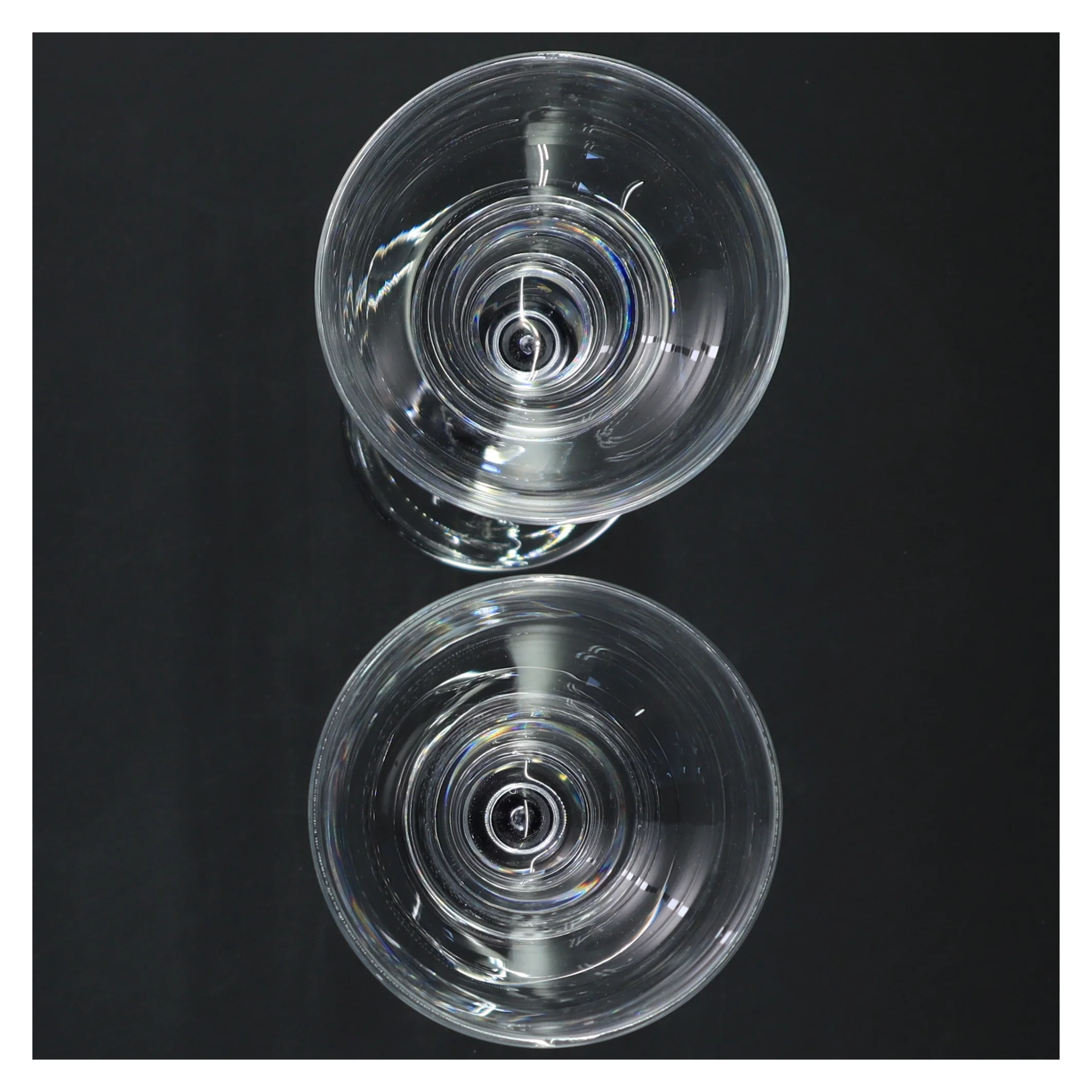 To cocktailglas med lange stilke (str. 19 cm)