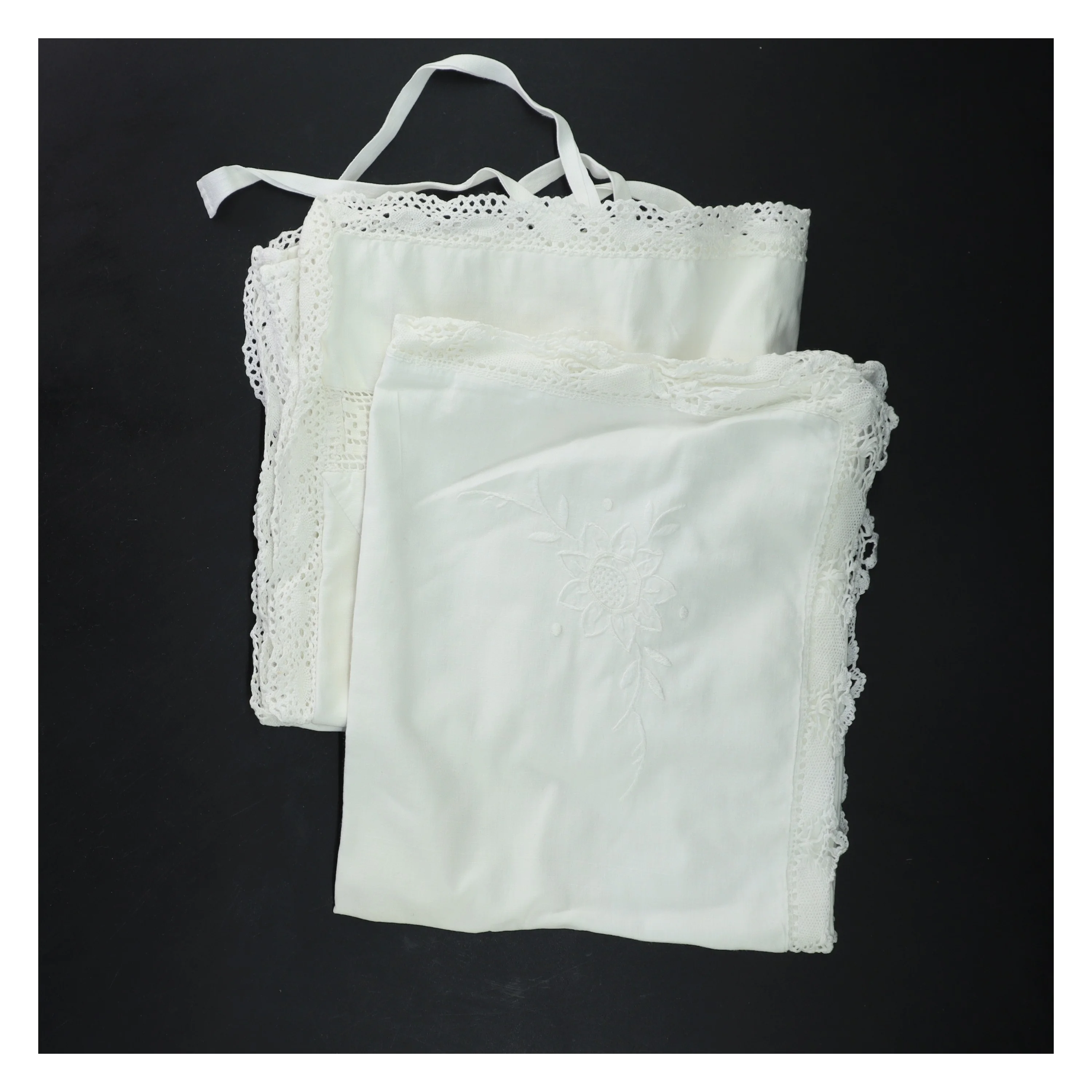 Hvide broderede pudebetræk (str. 2 styk, 43x37 cm)