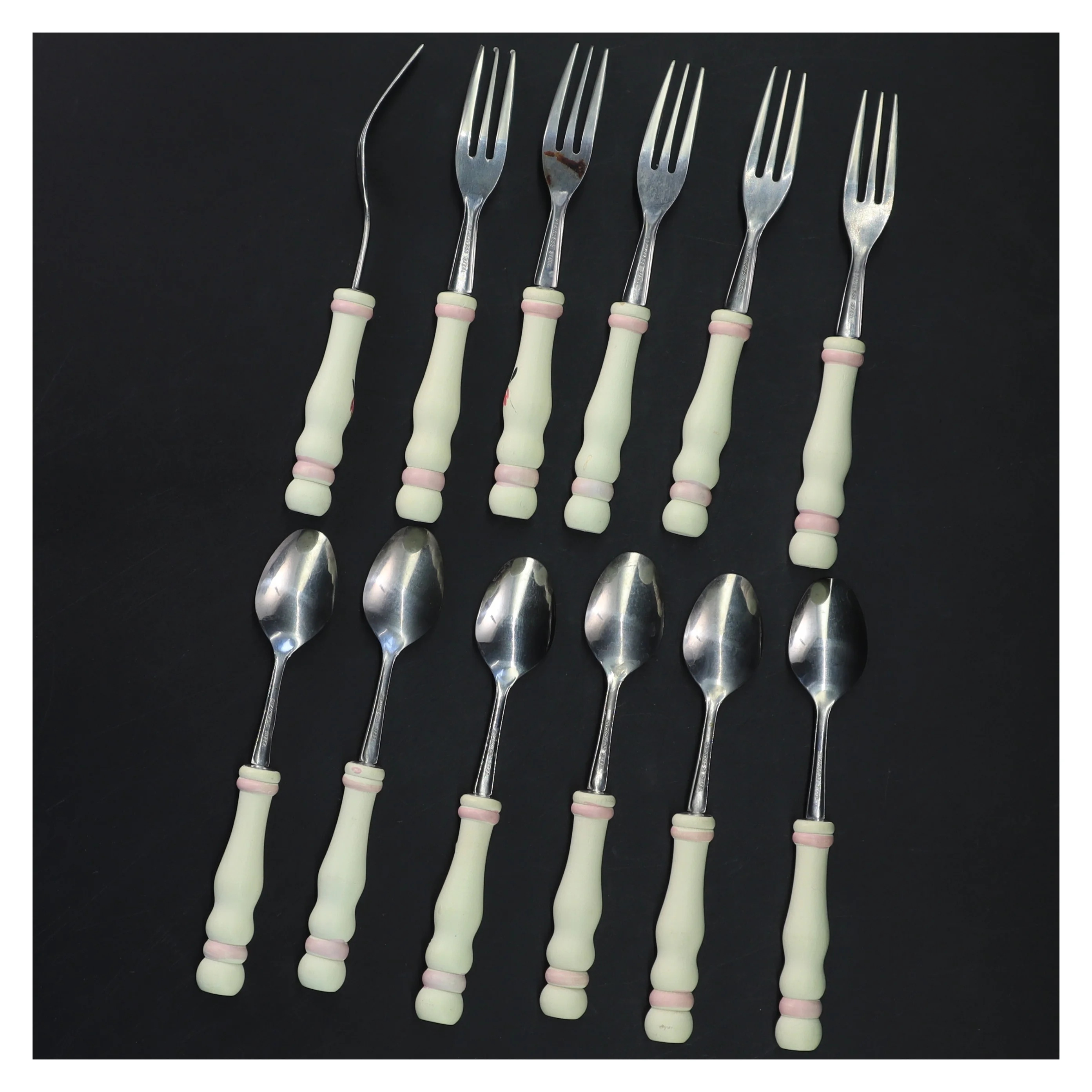 Sæt med gafler og skeer med rose motiv (str. 14x2 cm)