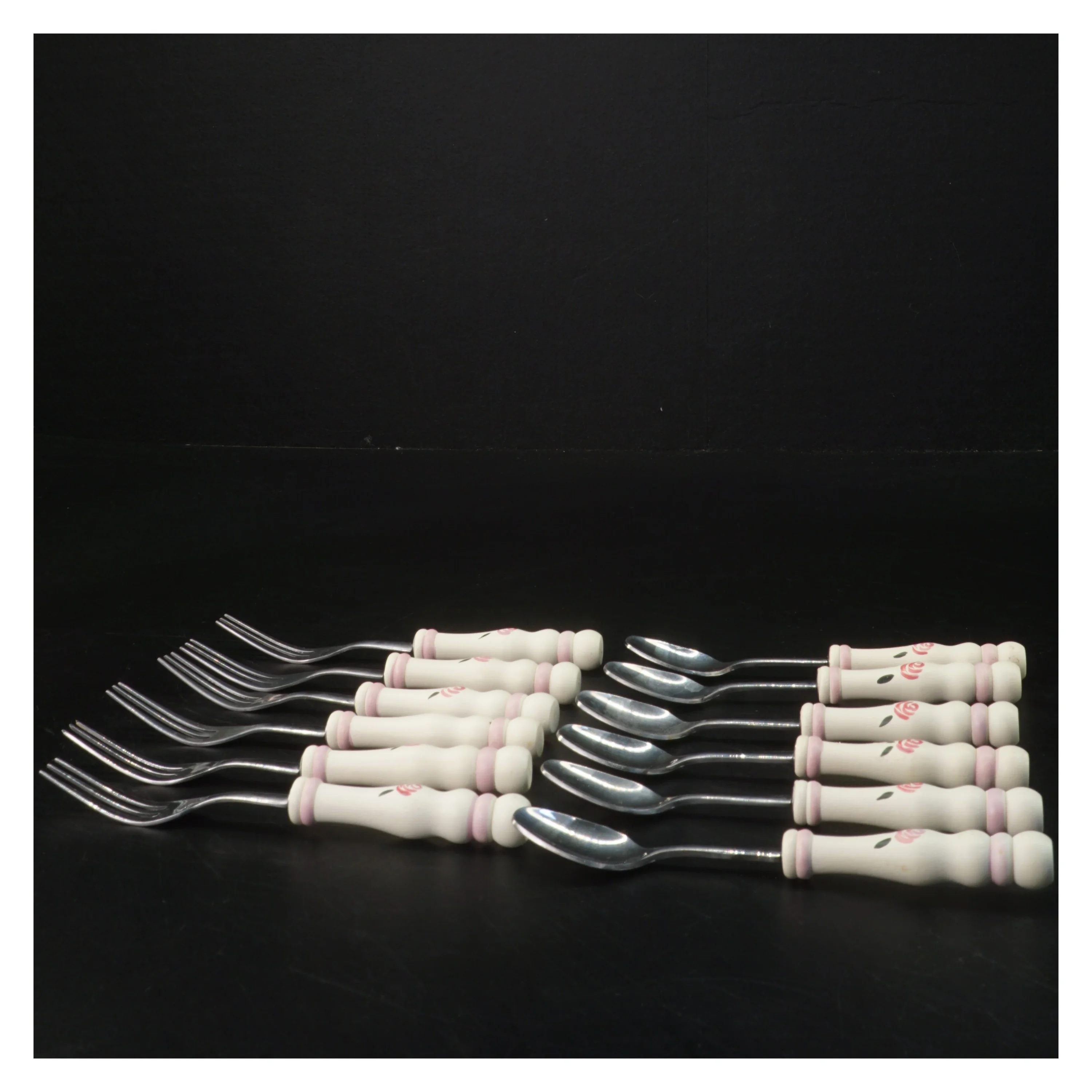 Sæt med gafler og skeer med rose motiv (str. 14x2 cm)