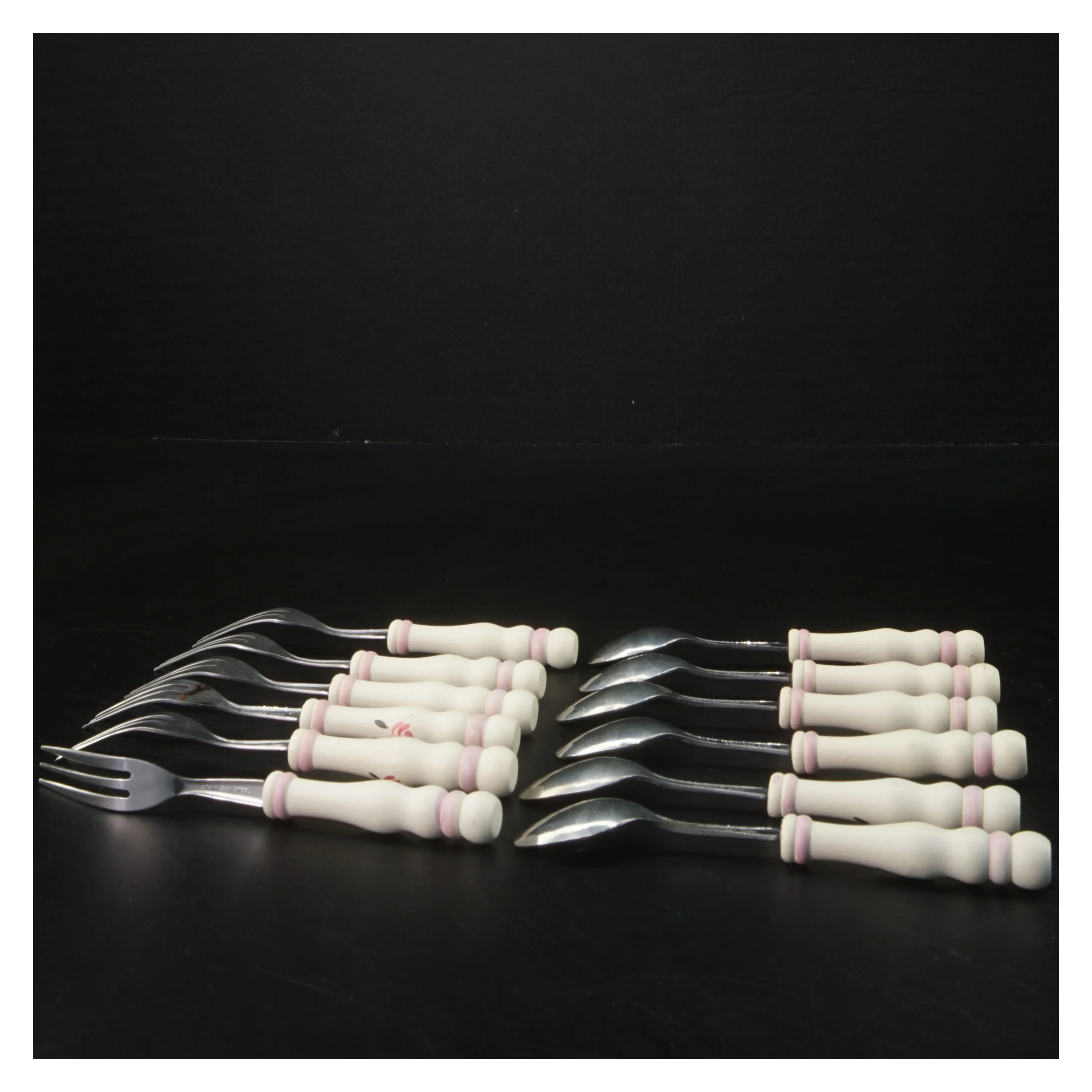 Sæt med gafler og skeer med rose motiv (str. 14x2 cm)