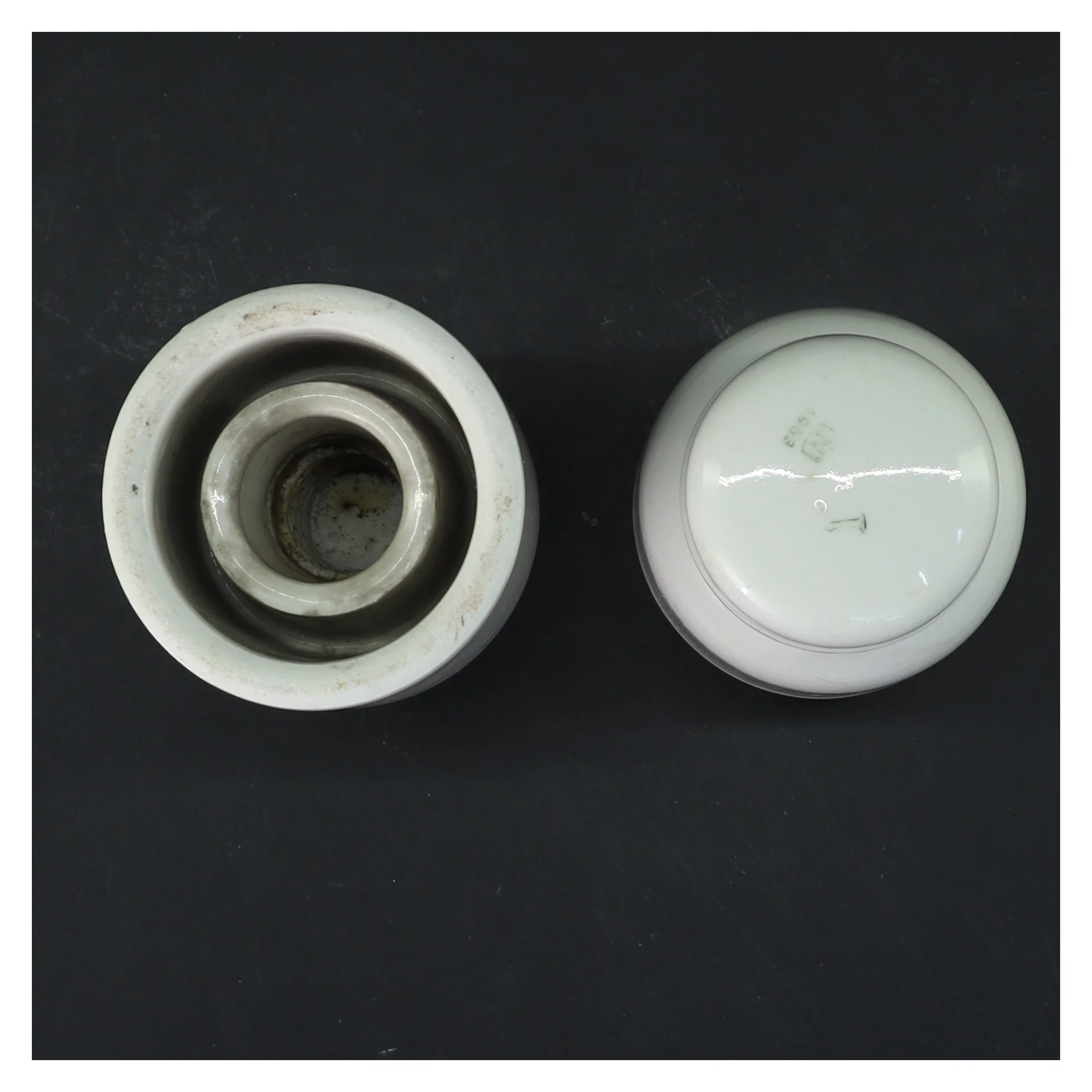 2 stk porcelæn isolatorer (str. 2 stk 7x11 cm)