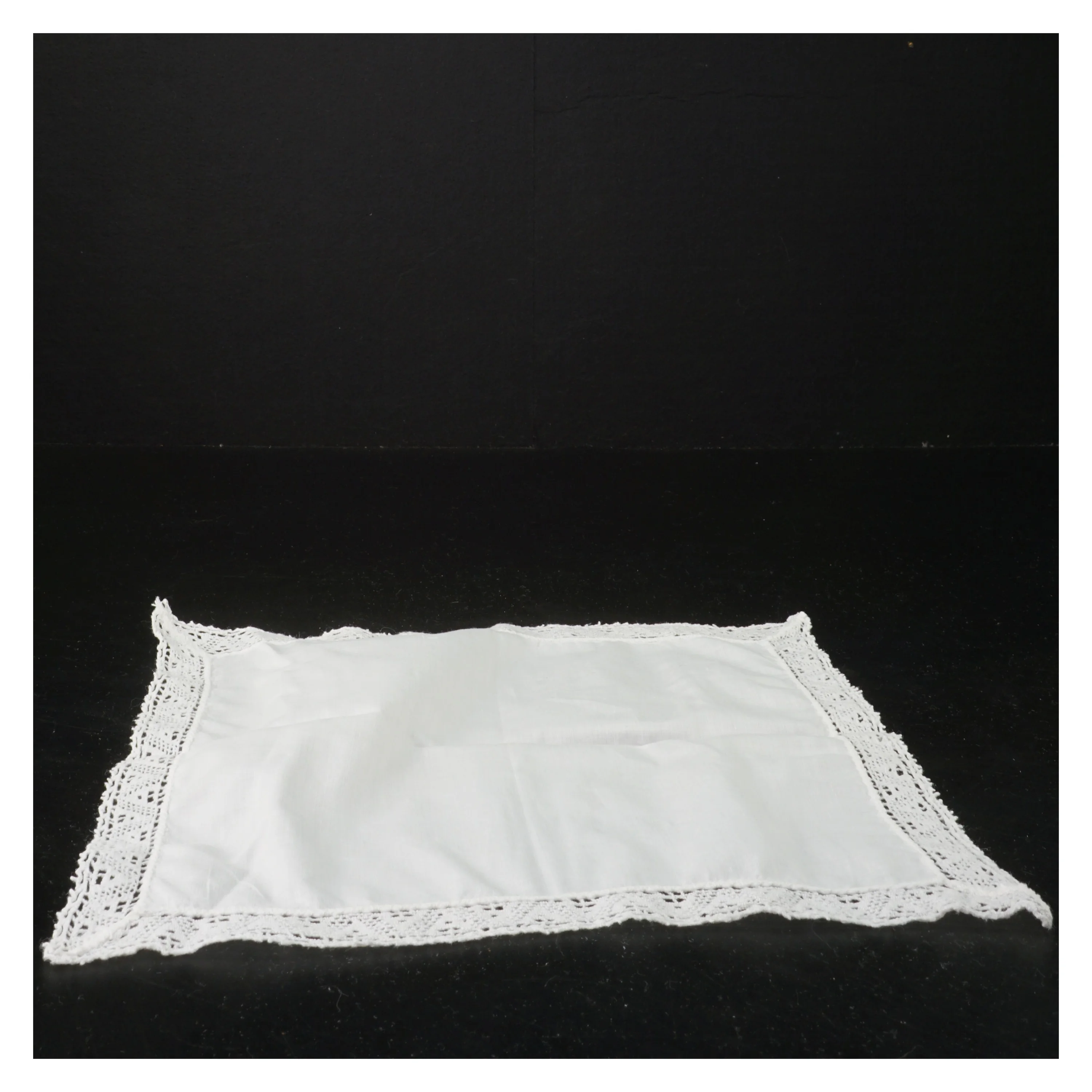 Hvid firkantet lommetørklæde med blondekant (str. 25x25 cm)