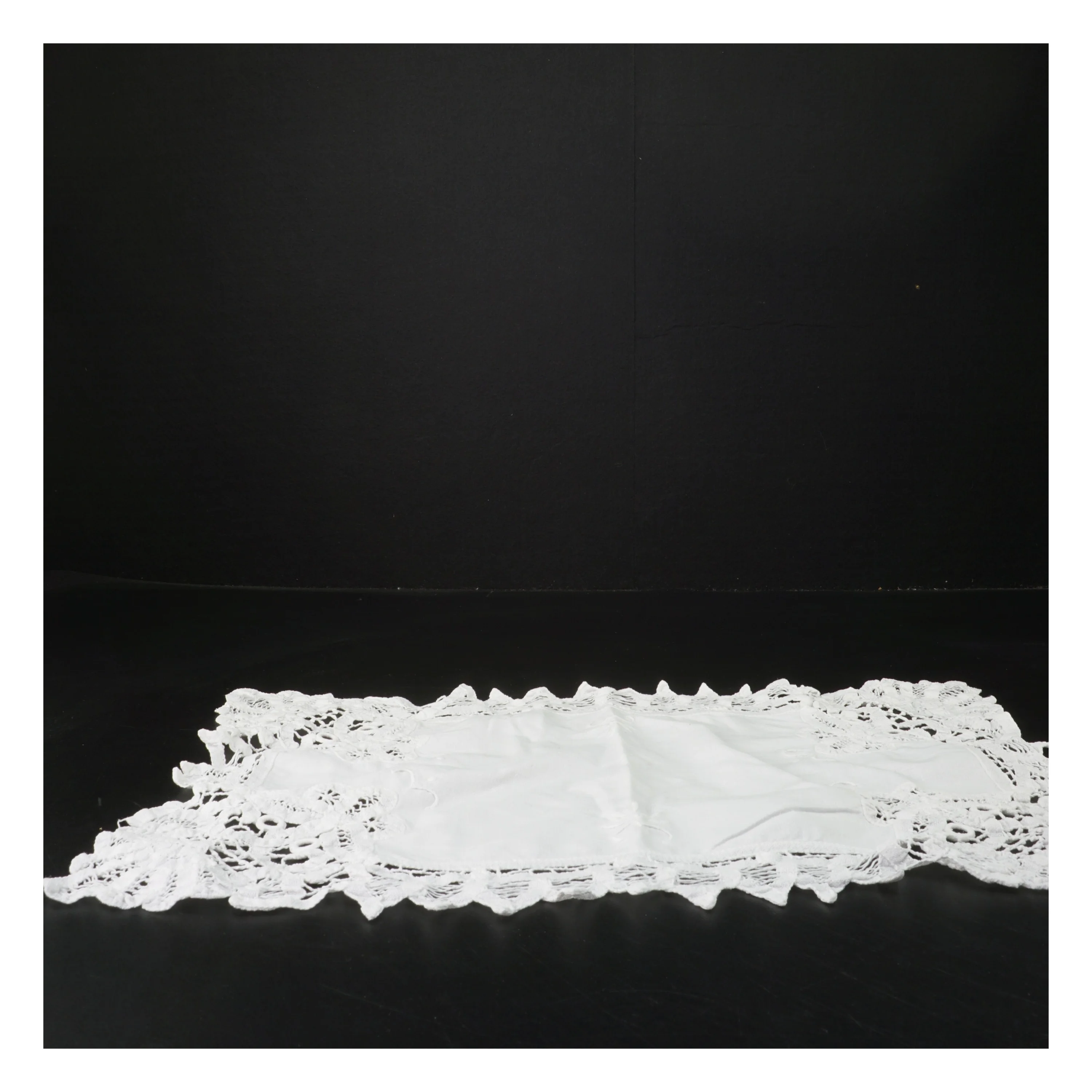 Hvid bordløber med blonde (str. 42x28 cm)