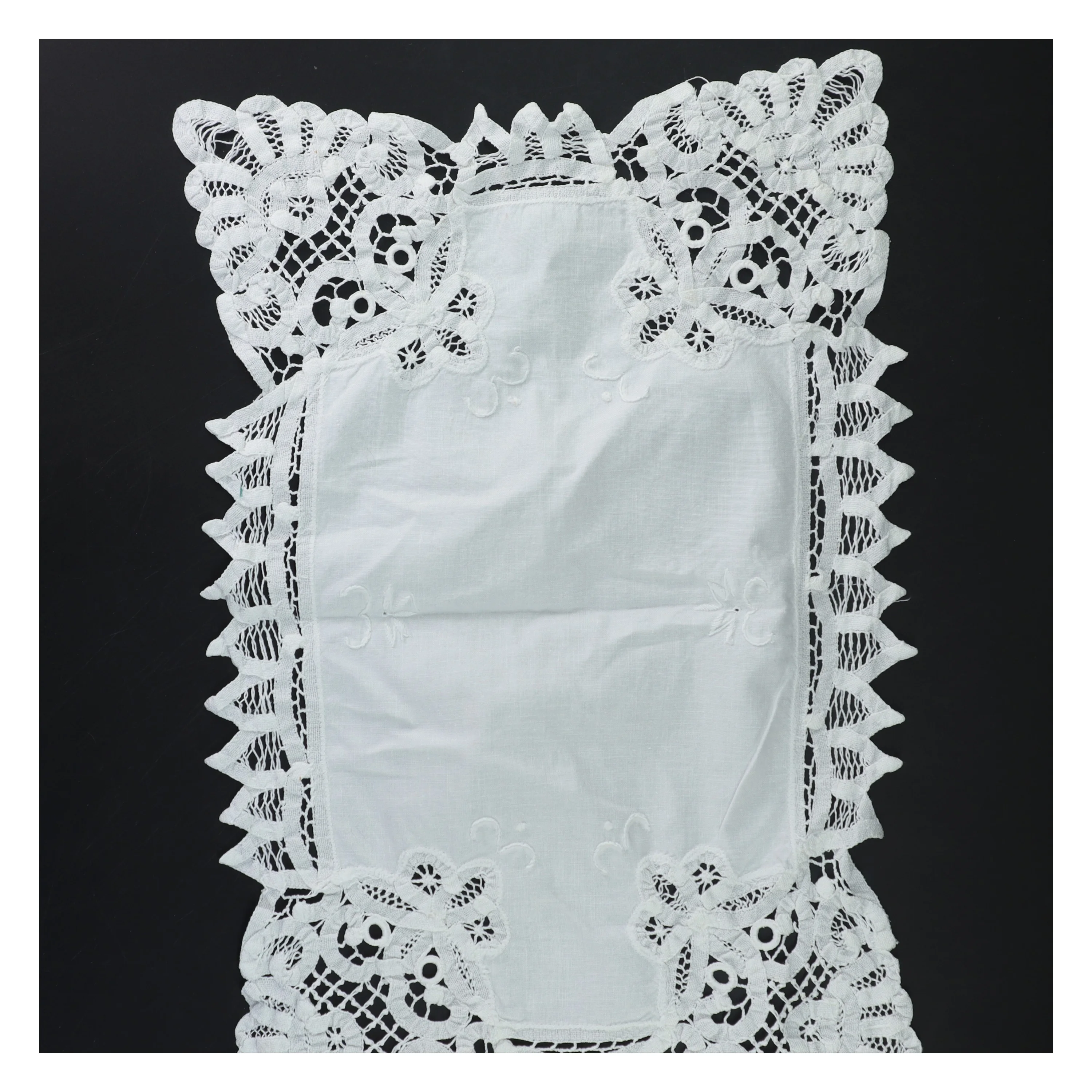 Hvid bordløber med blonde (str. 42x28 cm)