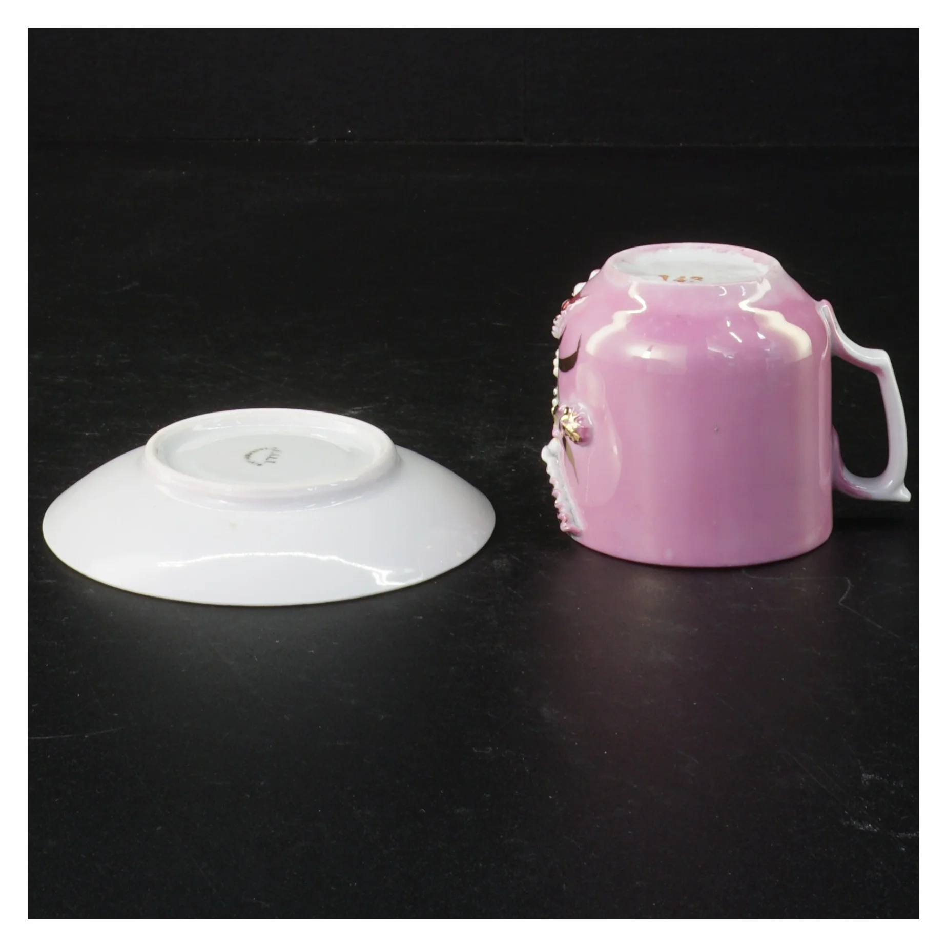 Dekoreret porcelænskop med underkop (str. H 6 cm)