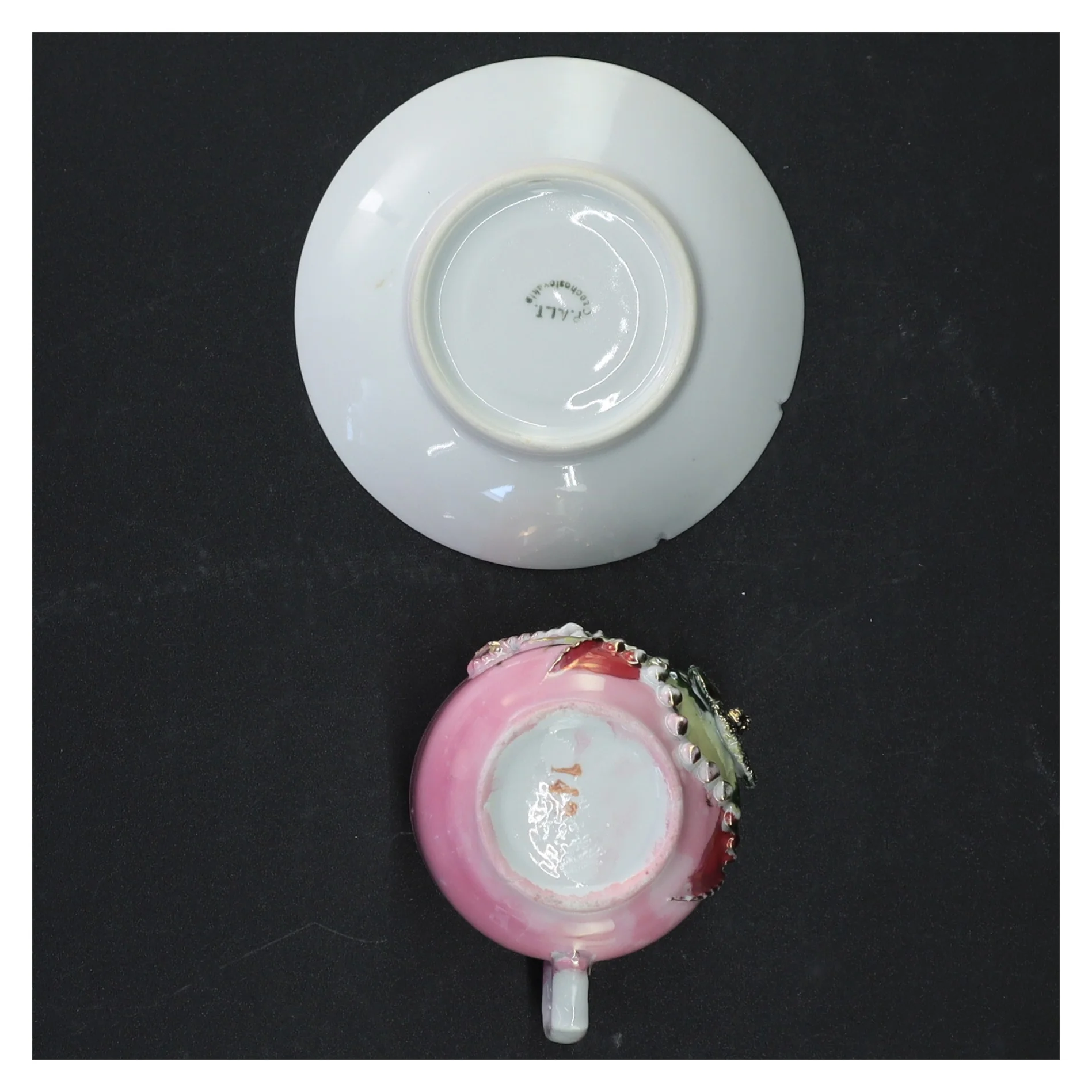 Dekoreret porcelænskop med underkop (str. H 6 cm)