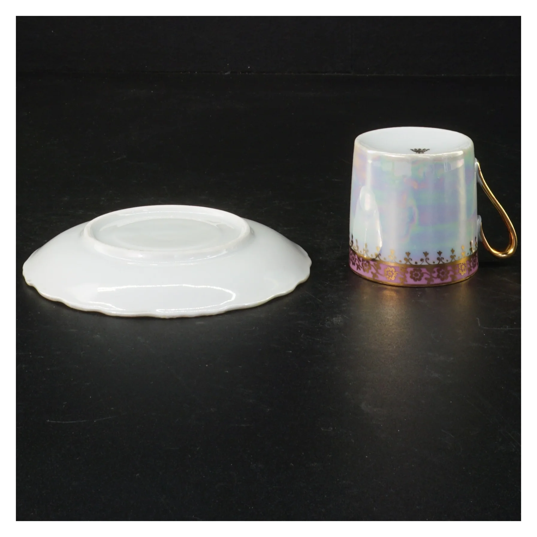 Porcelænskop og underkop med guldkant (str. H 5 cm)