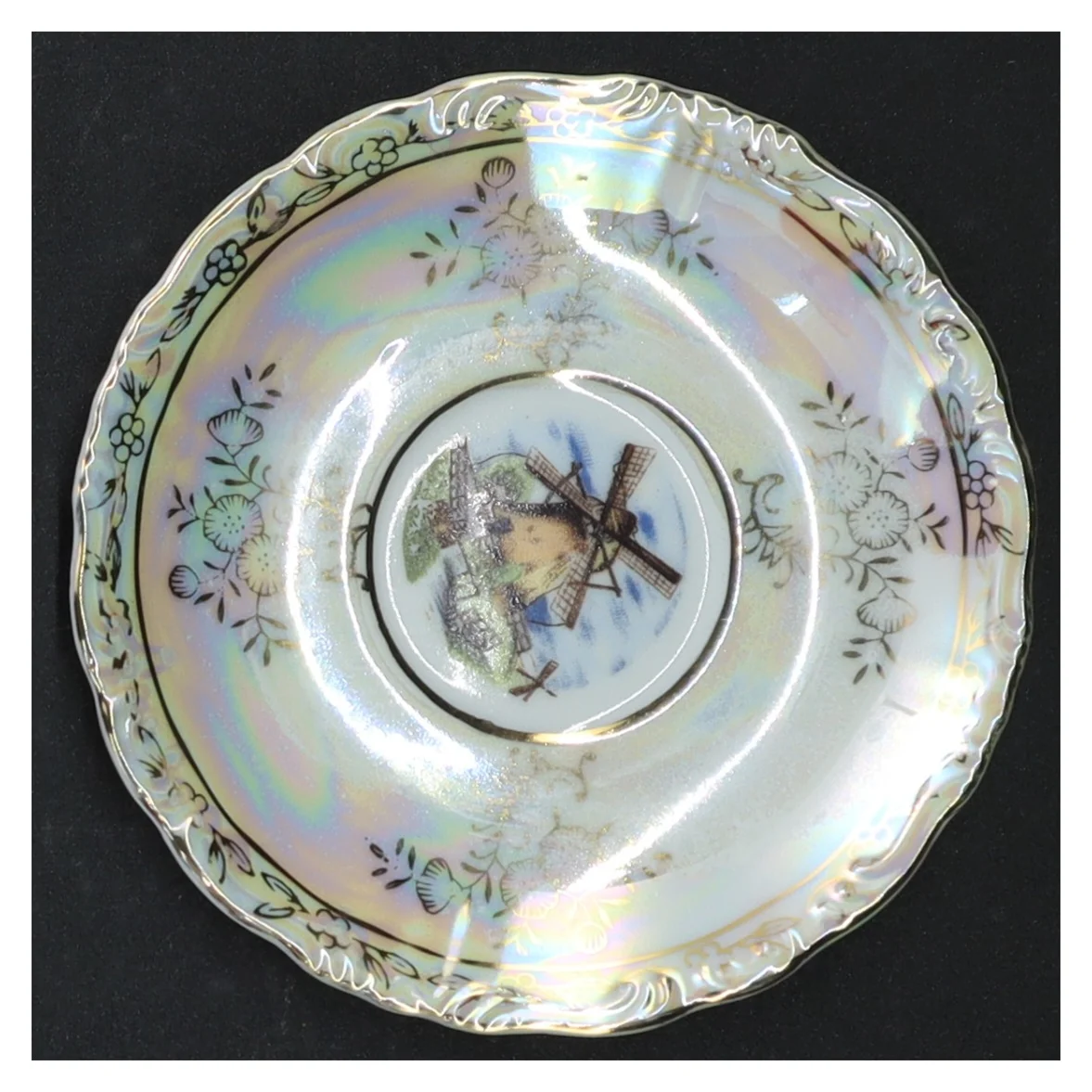 Porcelænskop og underkop med guldkant (str. H 5 cm)