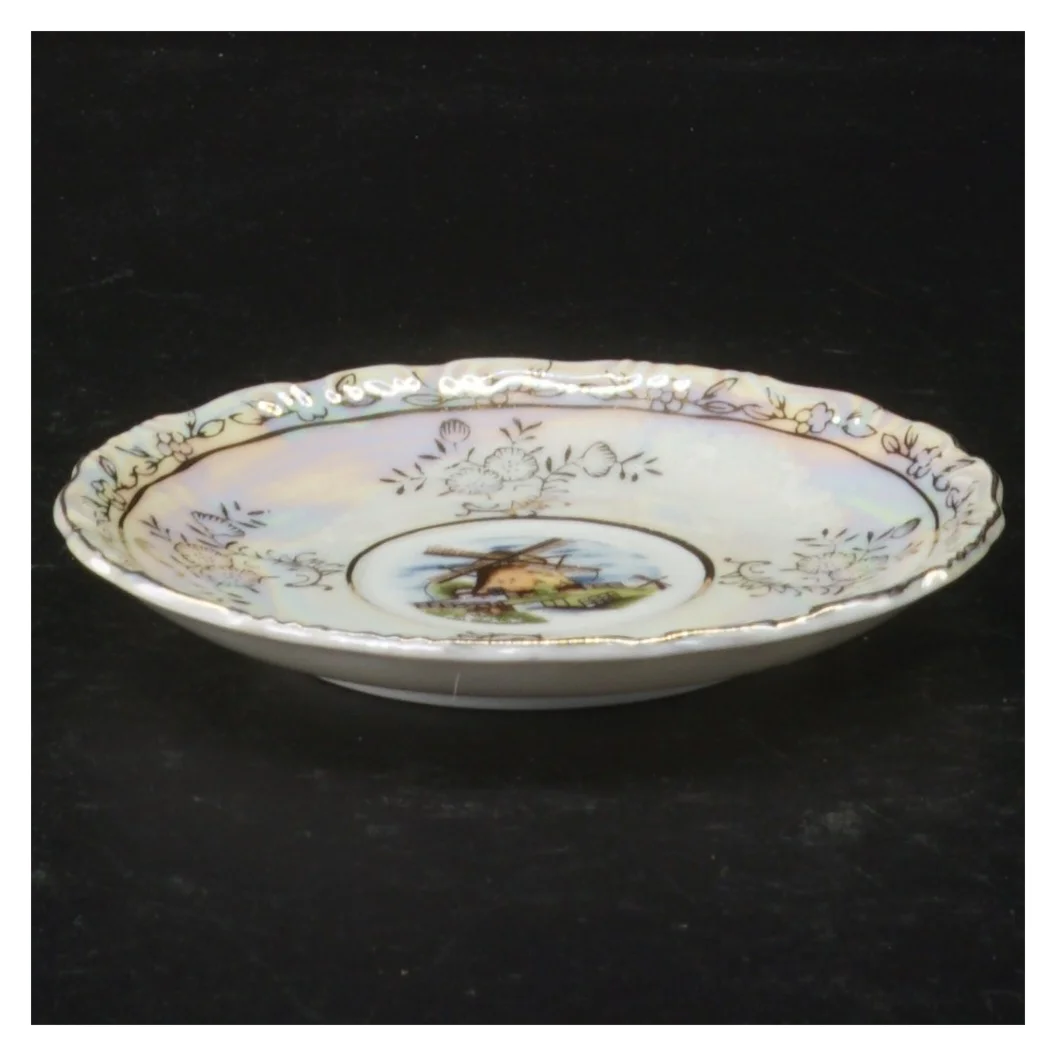 Porcelænskop og underkop med guldkant (str. H 5 cm)