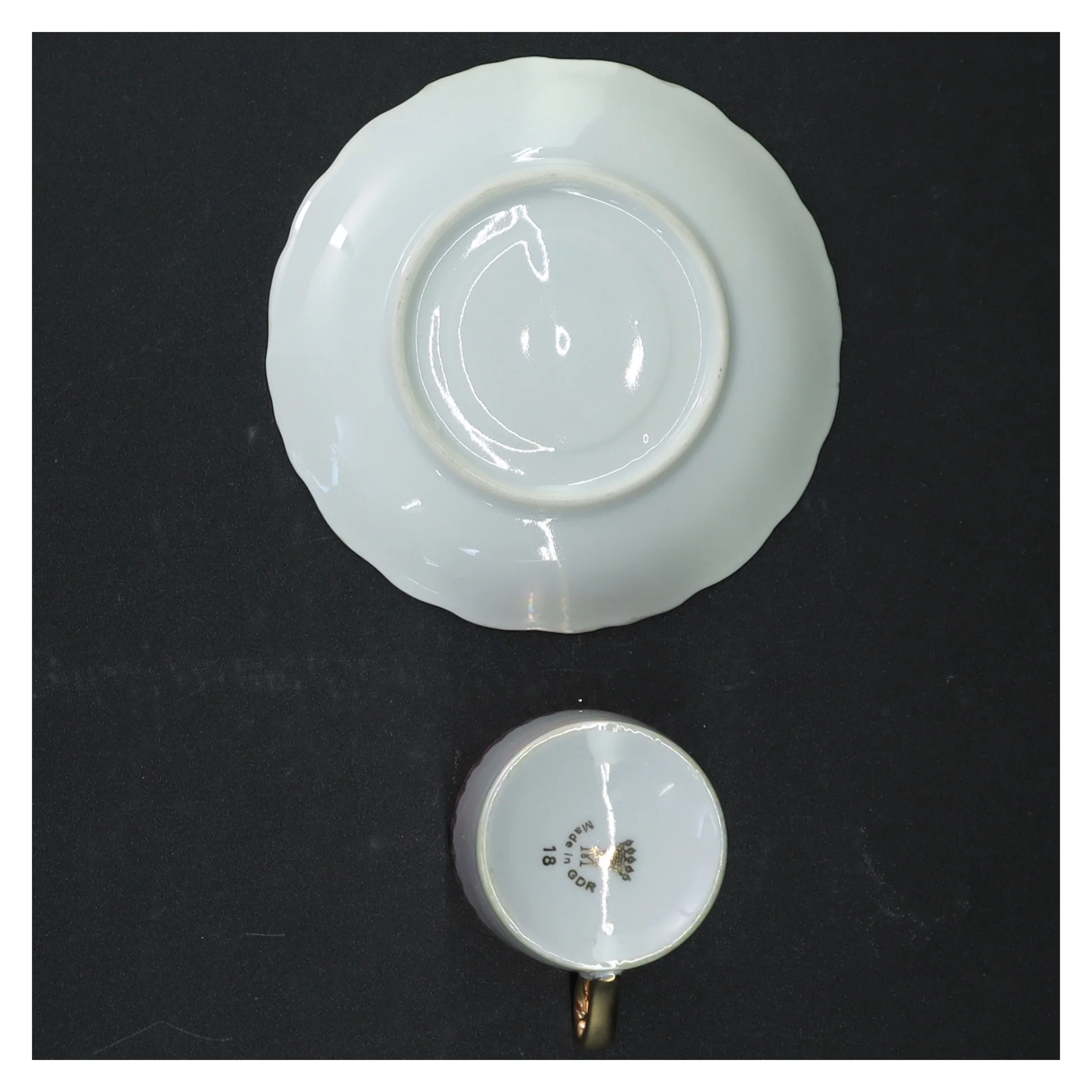 Porcelænskop og underkop med guldkant (str. H 5 cm)