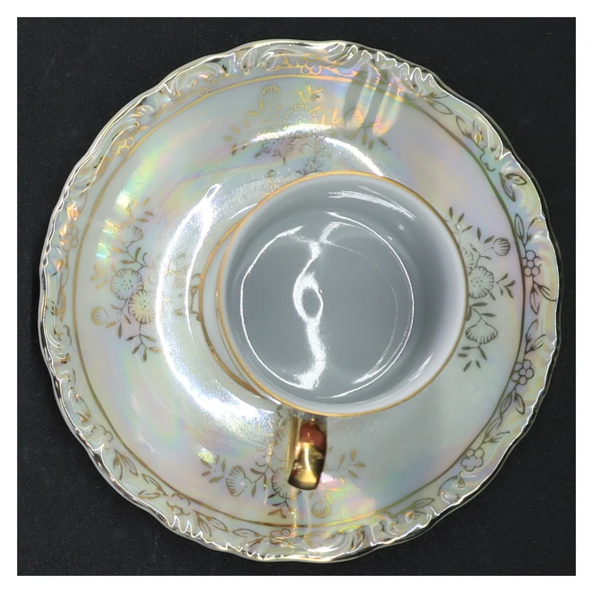 Porcelænskop og underkop med guldkant (str. H 5 cm)