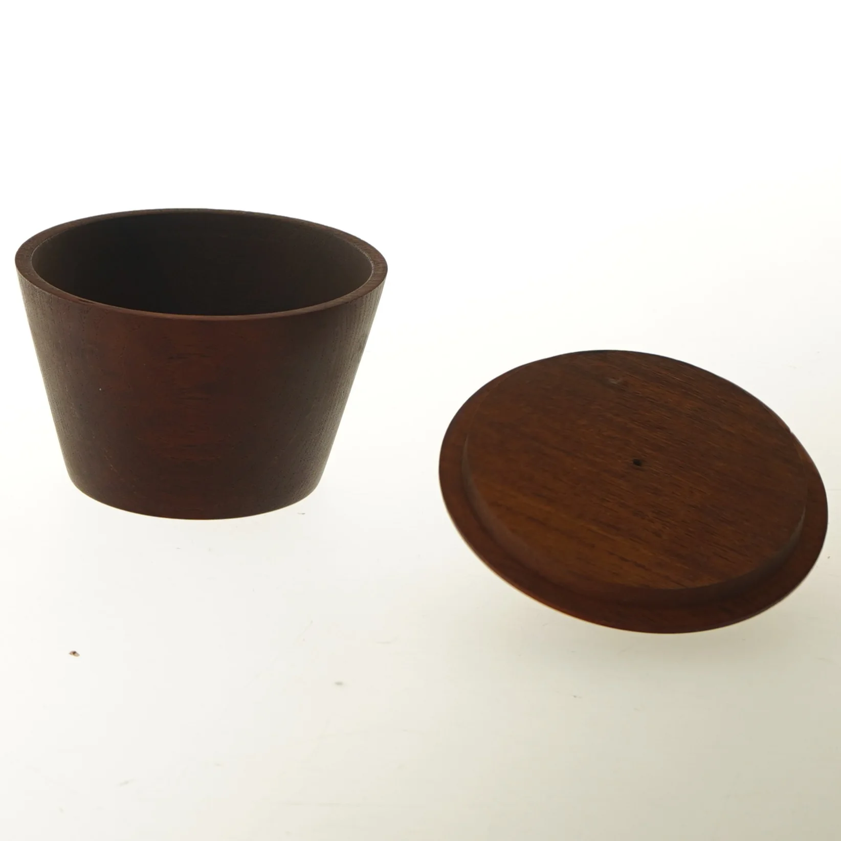 Rund låg krukke i teak træ (str. Ø 13x11 cm)