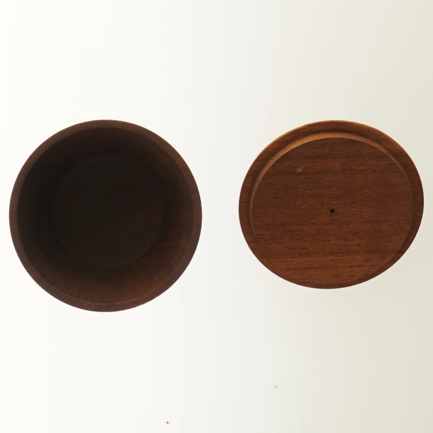 Rund låg krukke i teak træ (str. Ø 13x11 cm)