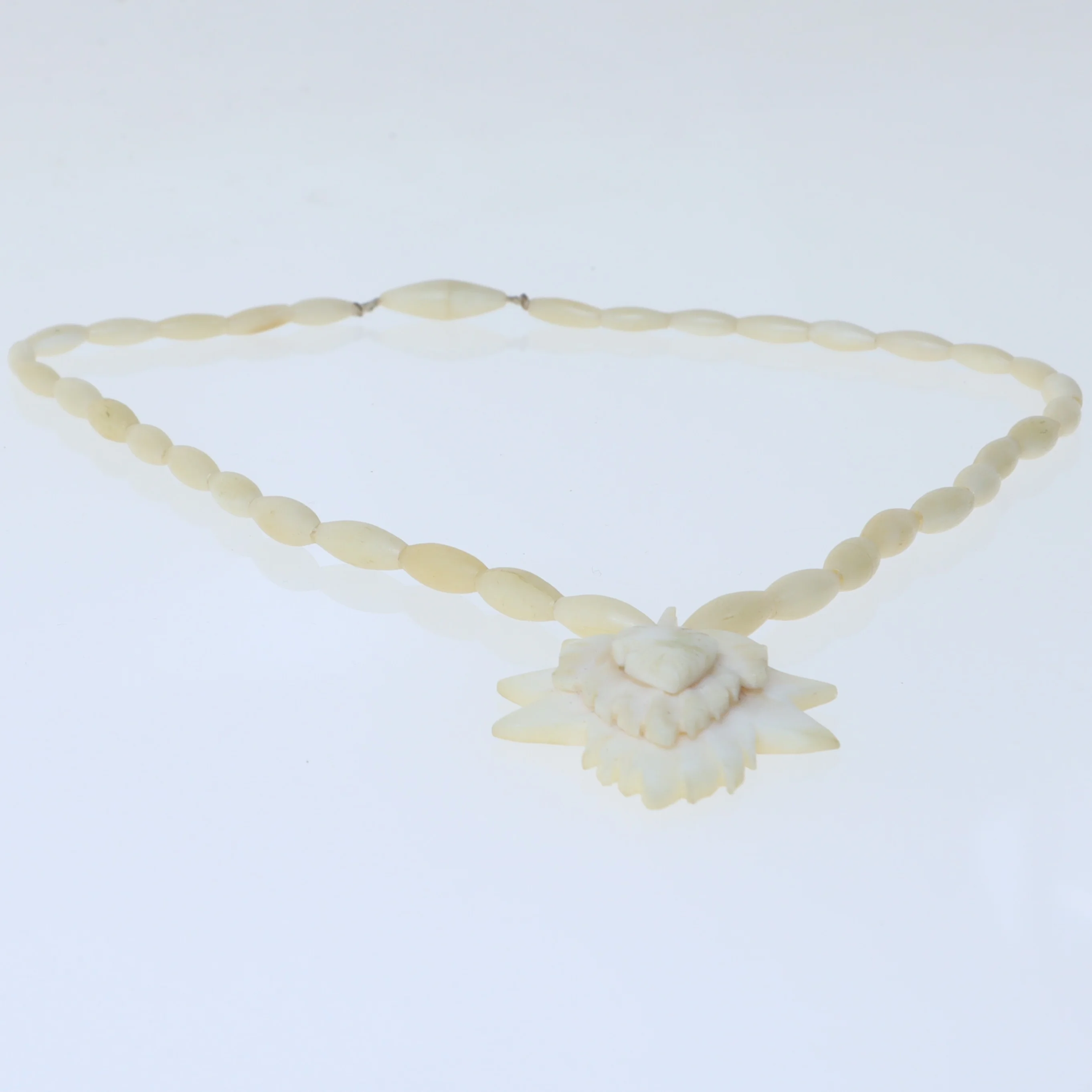 Halskæde med vedhæng (str. 40 cm)