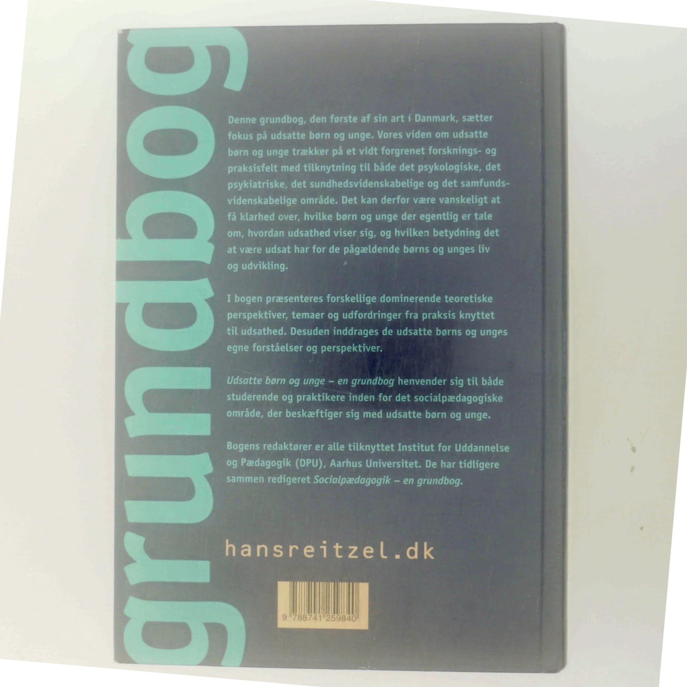 Udsatte børn og unge : en grundbog (Bog)