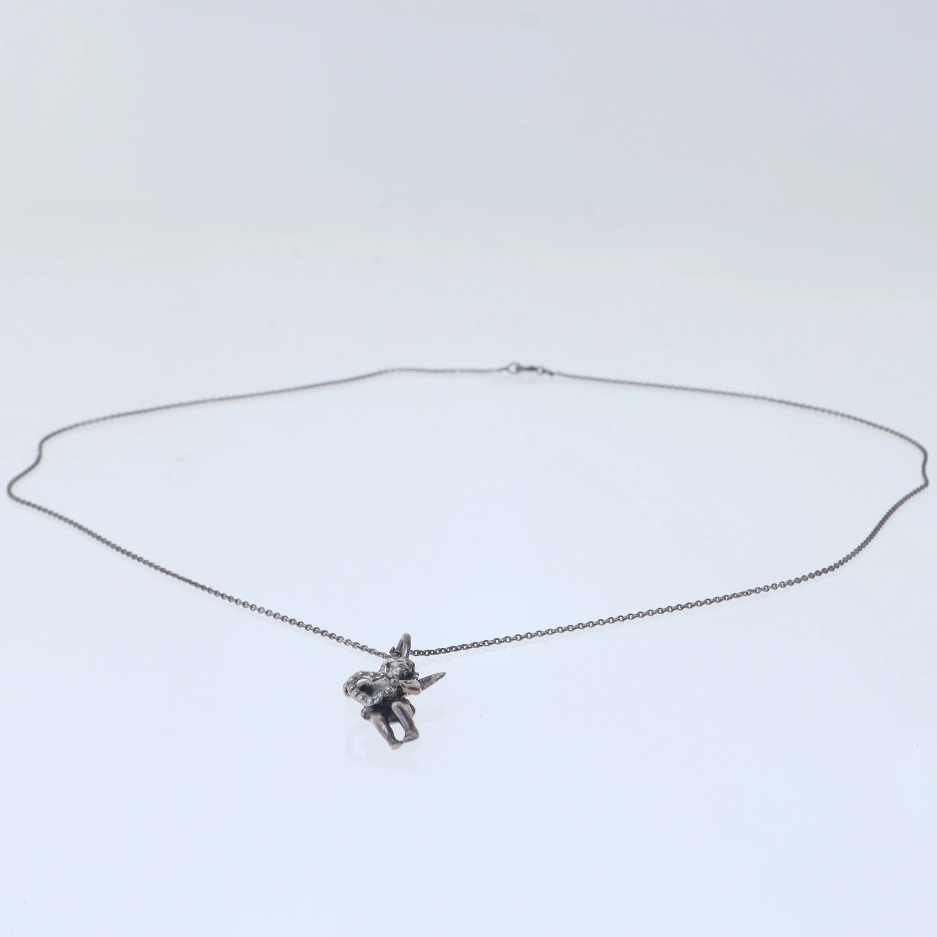 Sølvhalskæde med englevedhæng (str. 64 cm)