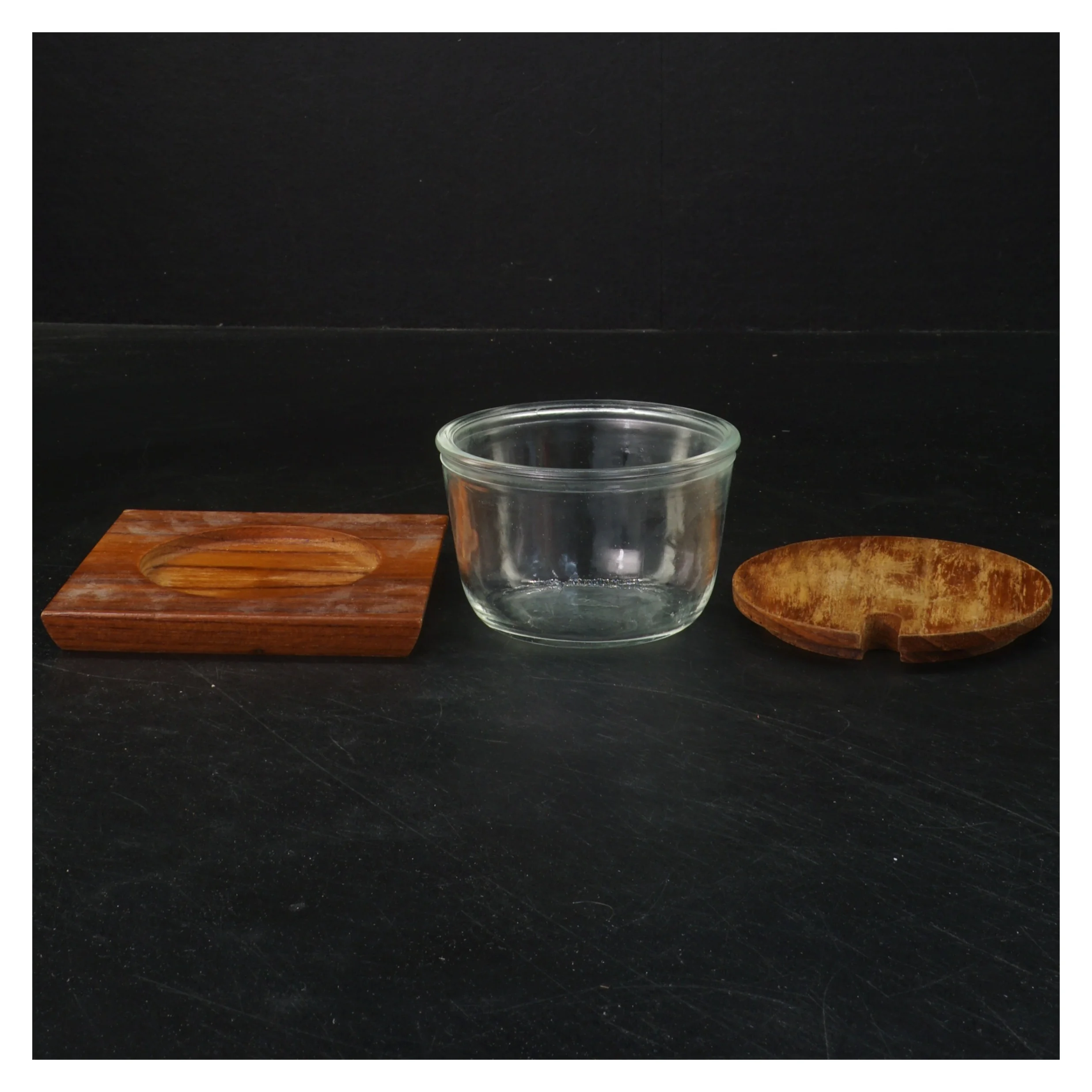 Vintage glasbeholder med træ-låg og base (str. 6 cm)