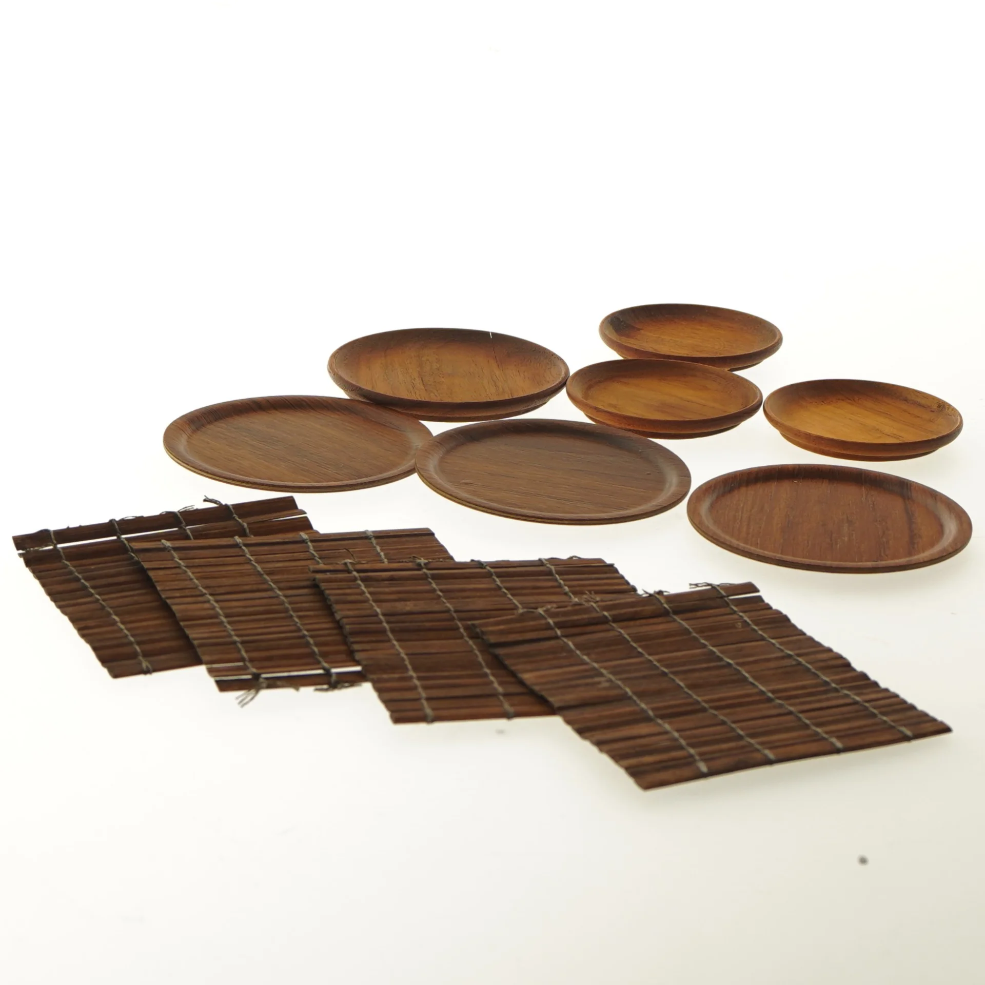Sæt af teak glasbrikker / bordskånere (str. Ø 9,5 cm og Ø 7,5 cm og 11x10 cm)