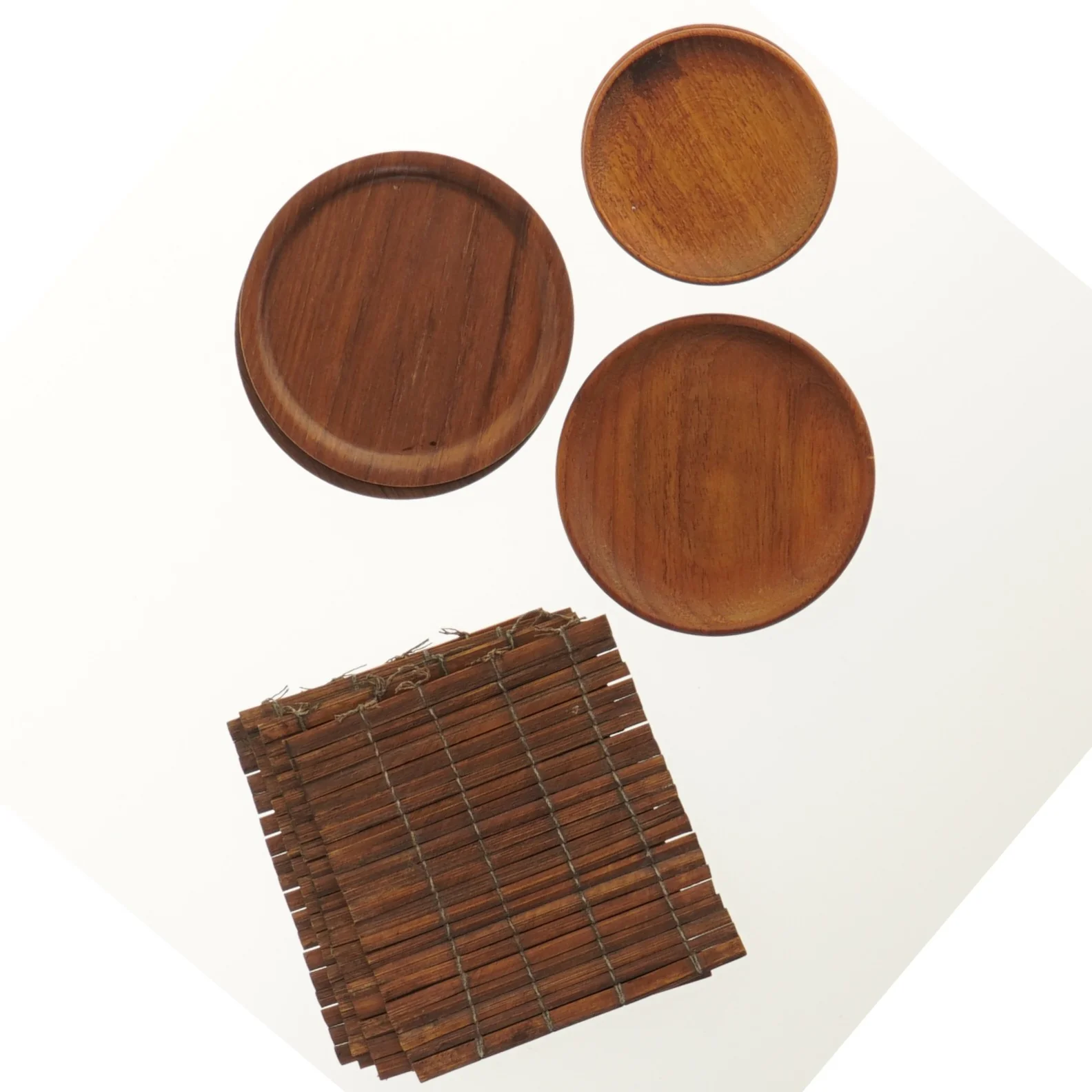 Sæt af teak glasbrikker / bordskånere (str. Ø 9,5 cm og Ø 7,5 cm og 11x10 cm)