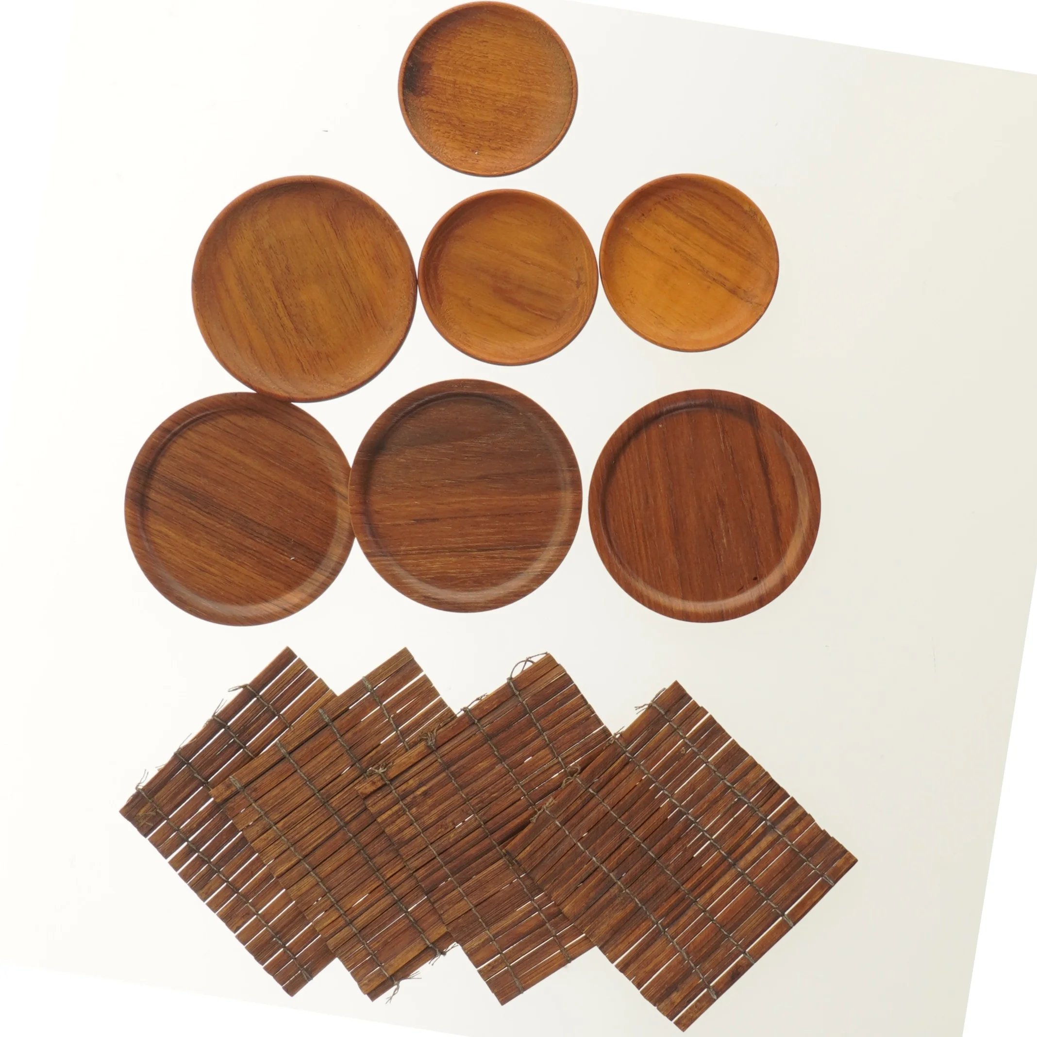 Sæt af teak glasbrikker / bordskånere (str. Ø 9,5 cm og Ø 7,5 cm og 11x10 cm)
