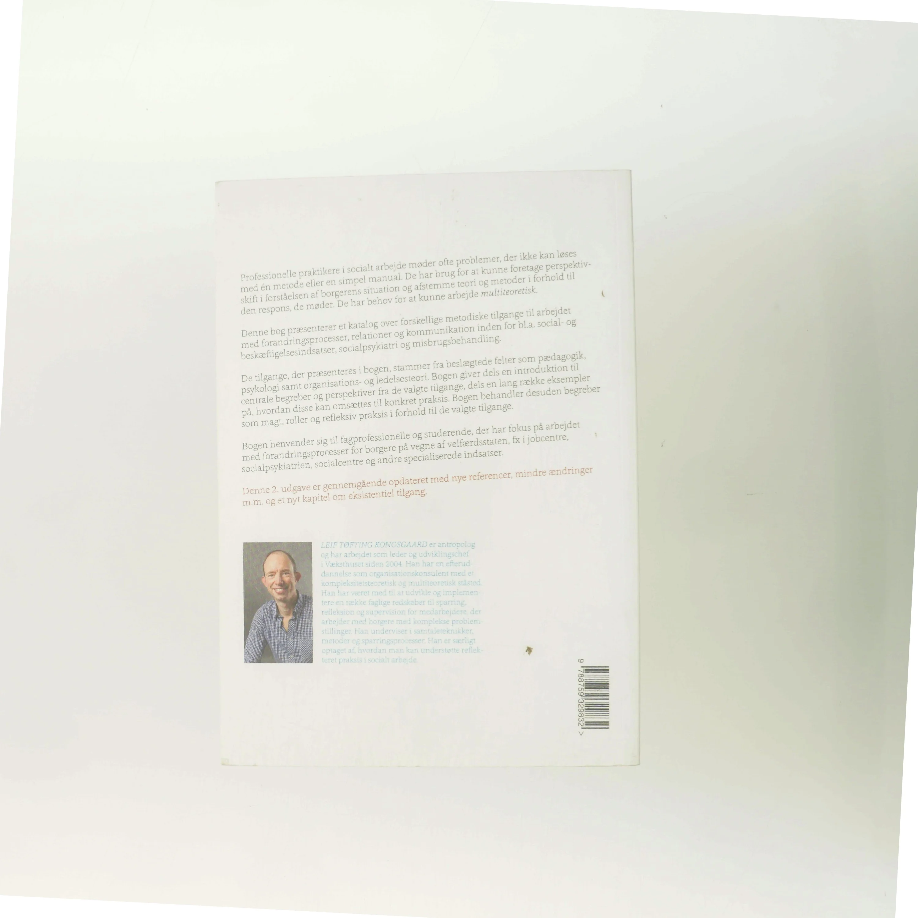 Multiteoretisk praksis i socialt arbejde af Leif Tøfting Kongsgaard (Bog)