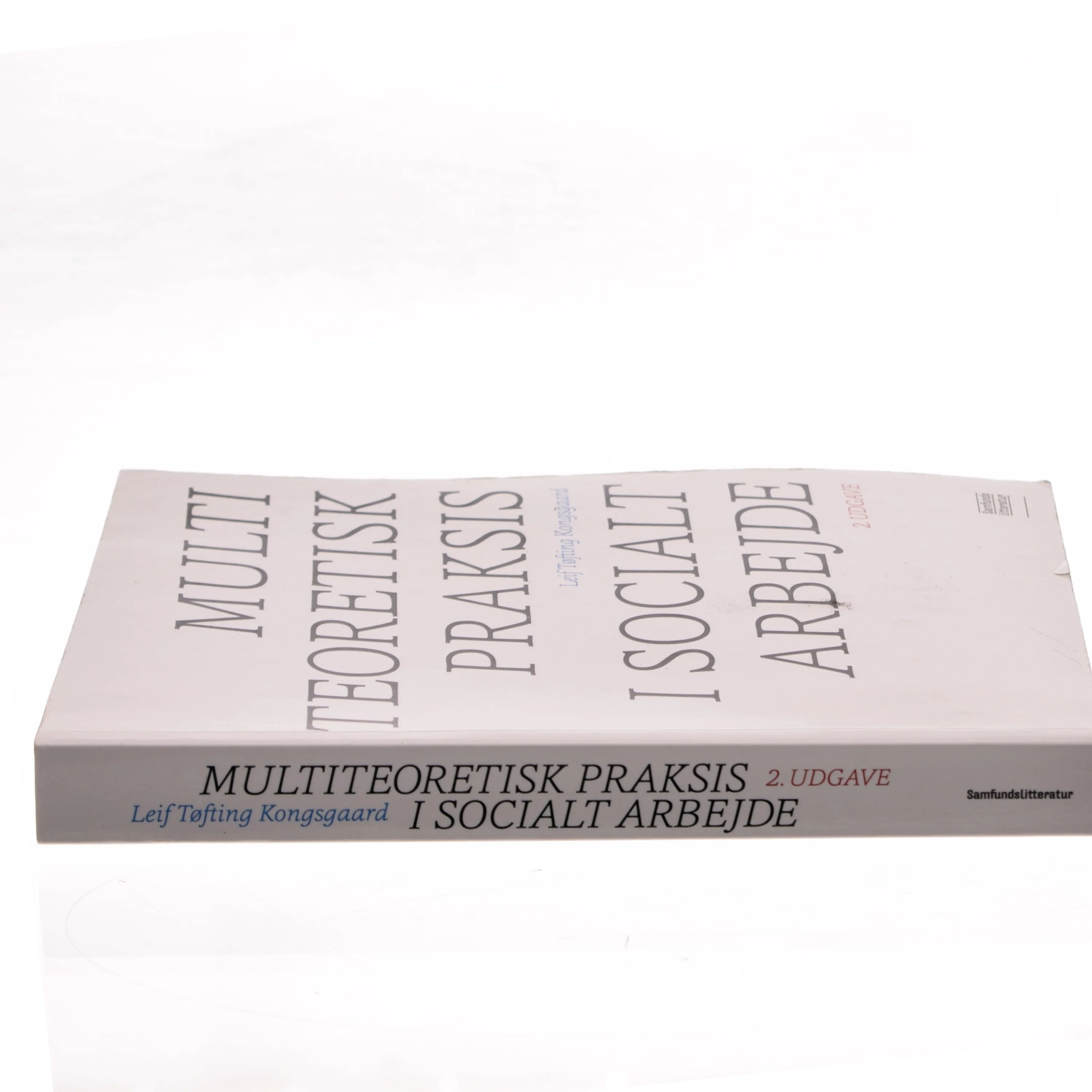 Multiteoretisk praksis i socialt arbejde af Leif Tøfting Kongsgaard (Bog)