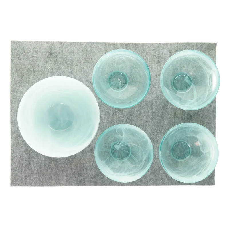 Lyseblå skåle i glas (str. 11 X 17 og 13 X 23cm) Kosta Boda lignende