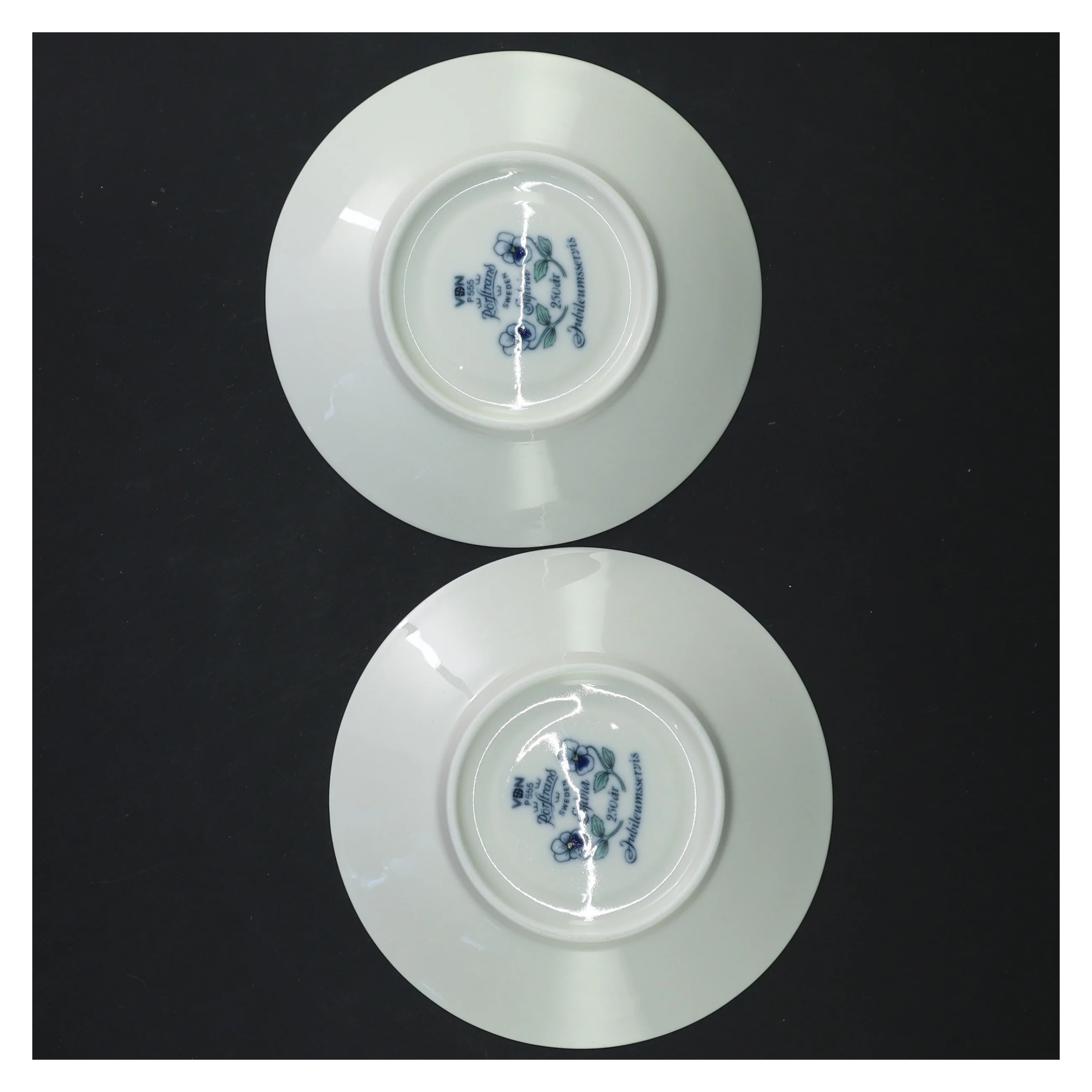 Blomsterdekorerede porcelænsfade (str. Ø 13 cm)