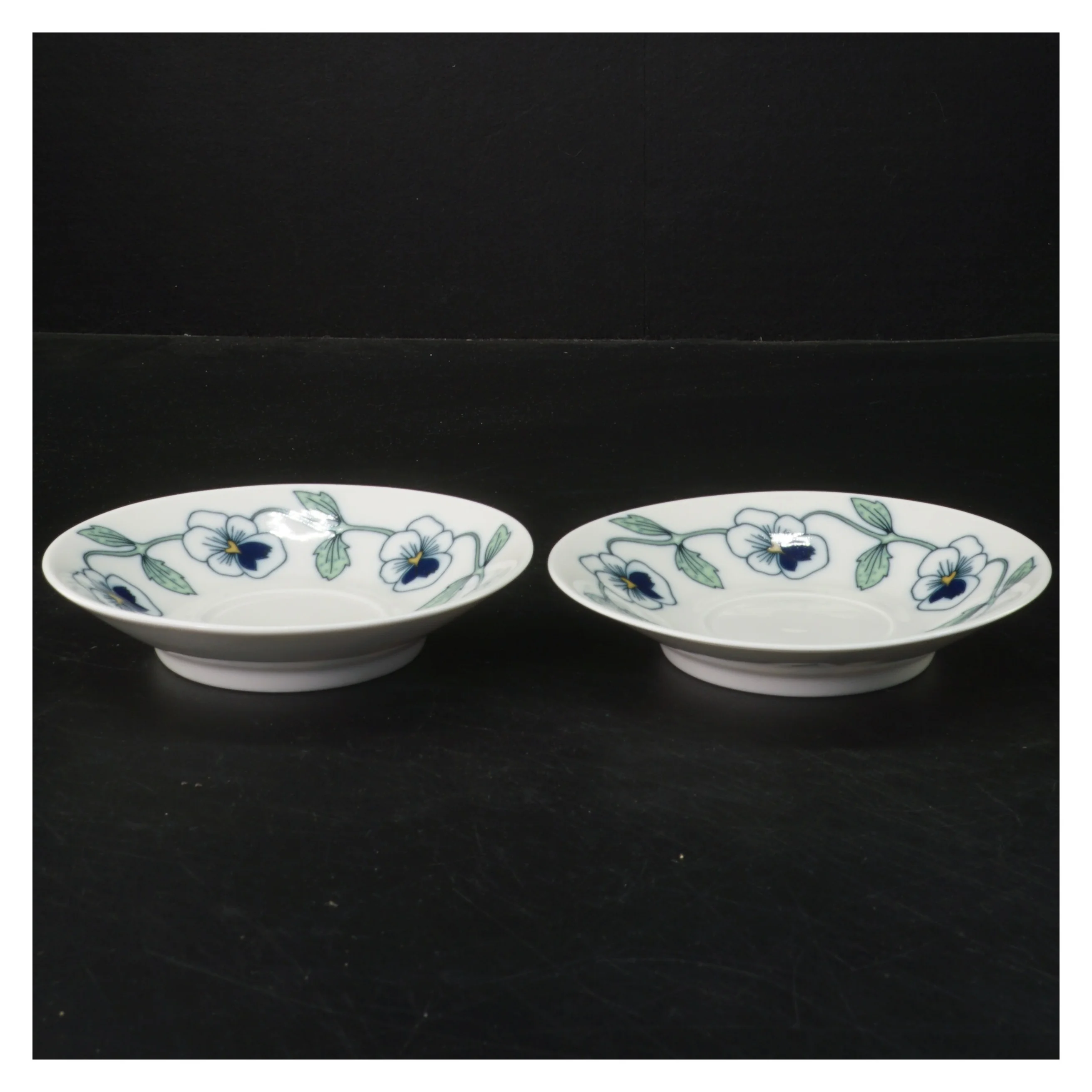 Blomsterdekorerede porcelænsfade (str. Ø 13 cm)