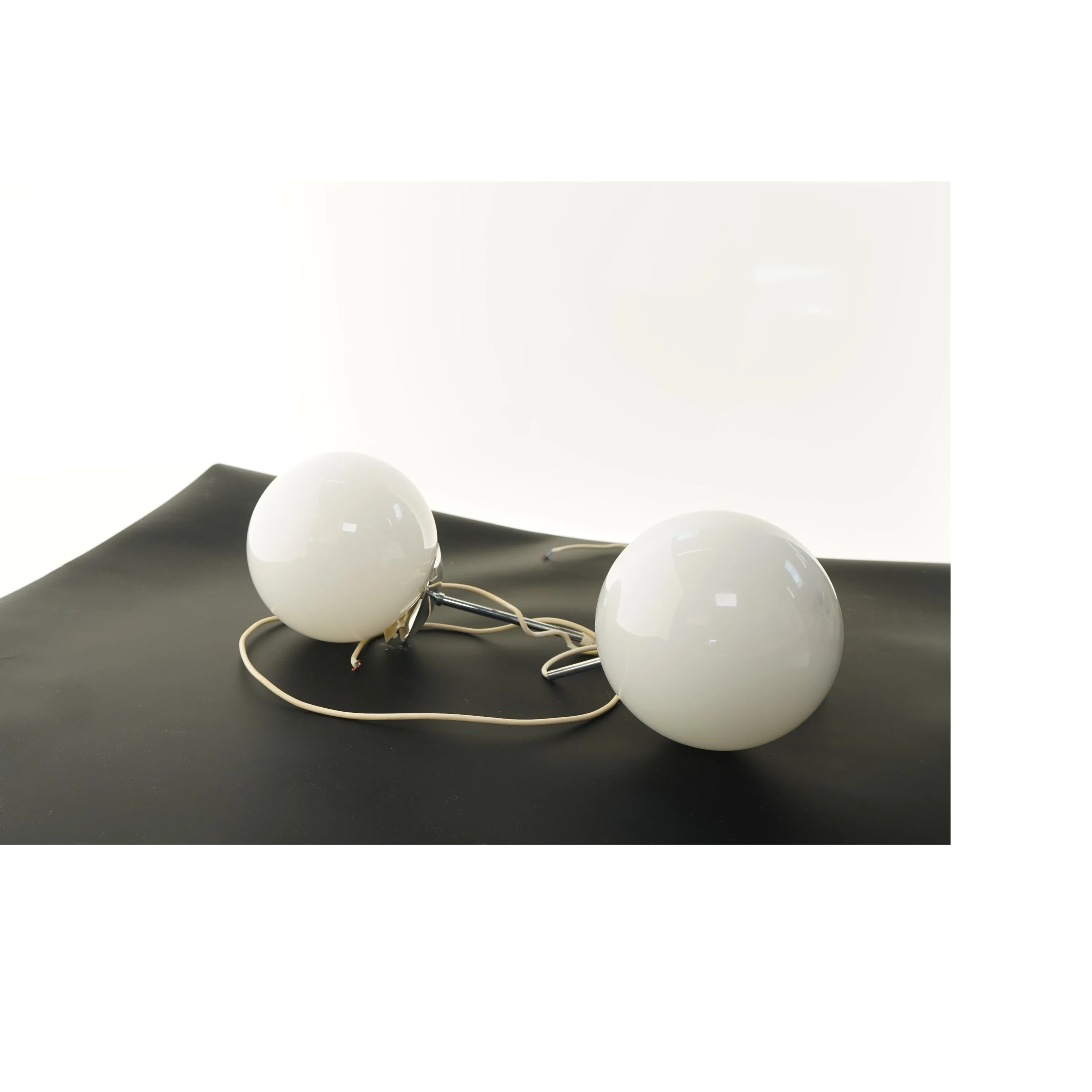 To hvide pendellamper (str. Ø 18 cm)