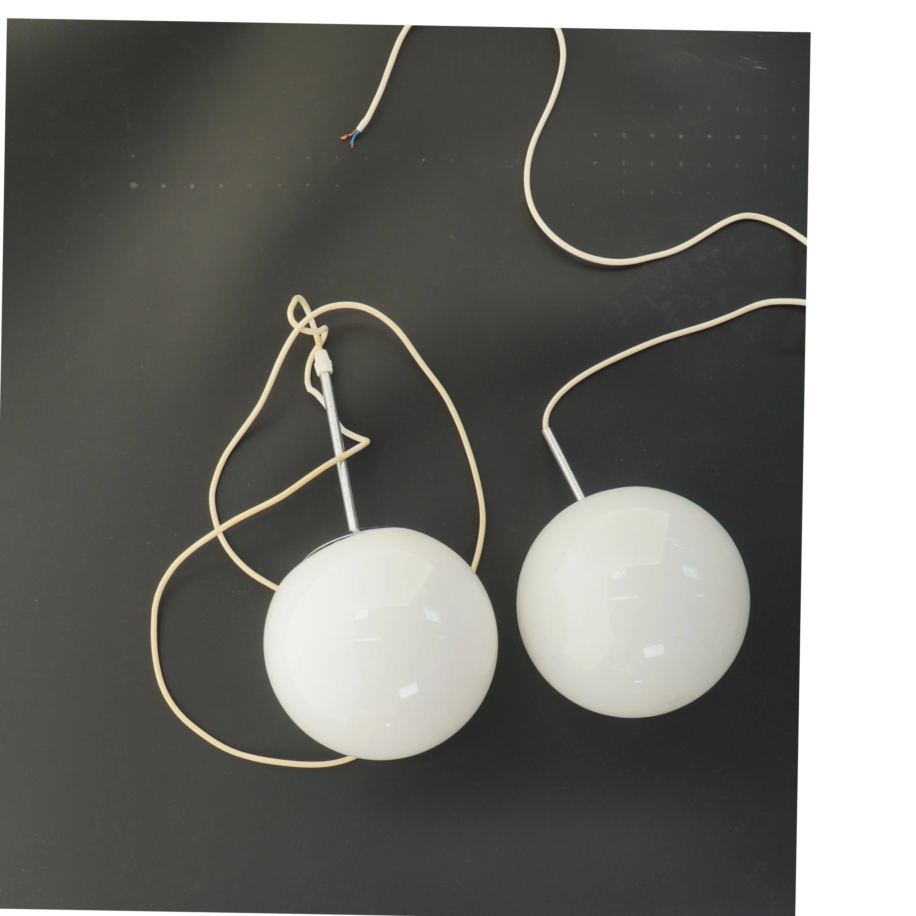 To hvide pendellamper (str. Ø 18 cm)