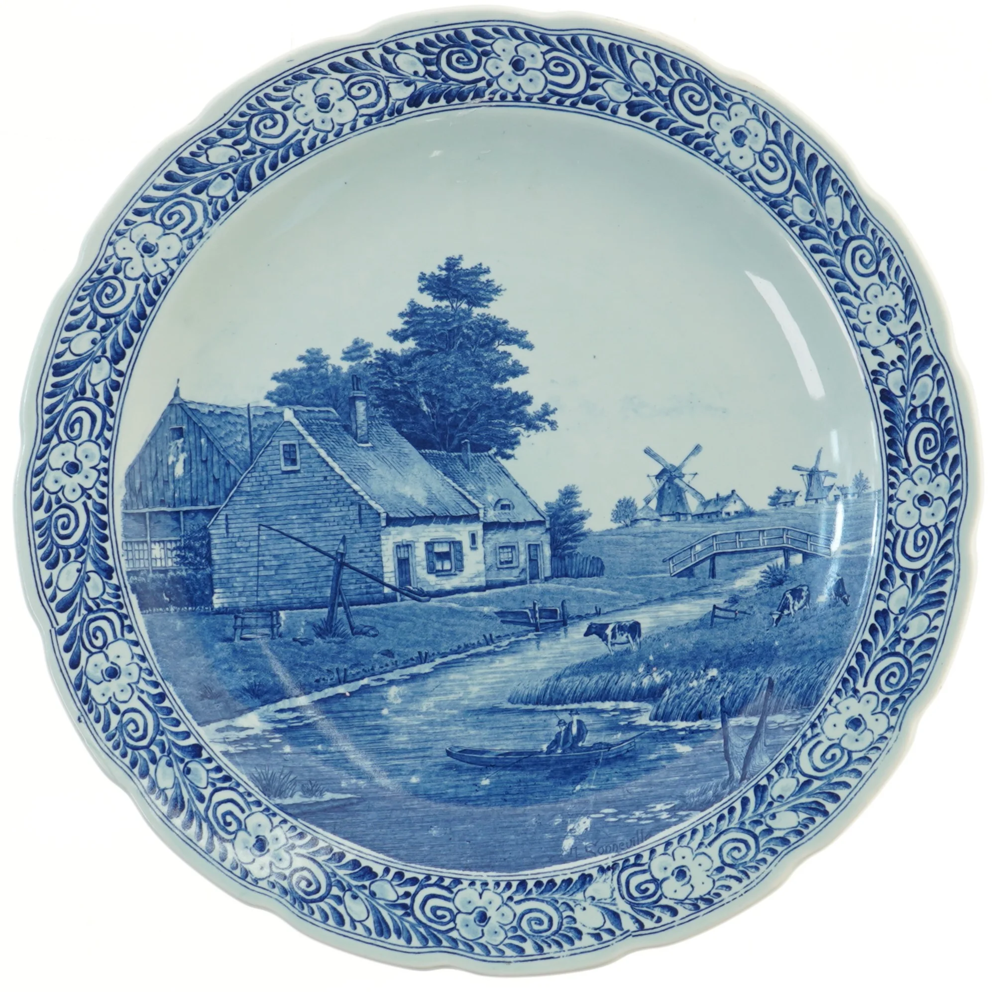 Stor porcelænstallerken med blå dekoration (str. Ø 40 cm)