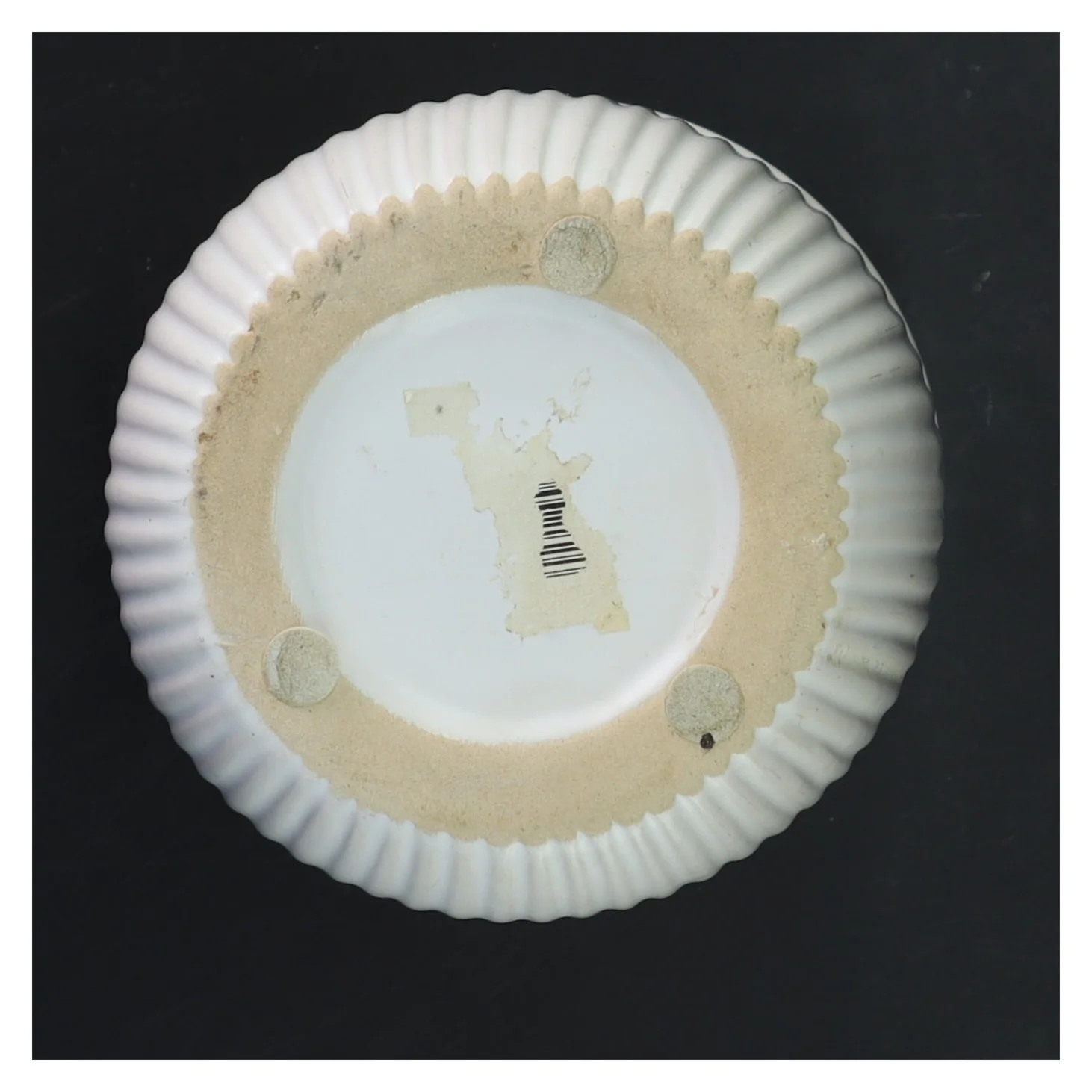 Hvid vase med blå mønsterdetaljer (str. Ø 12 cm længde 13,5 cm)